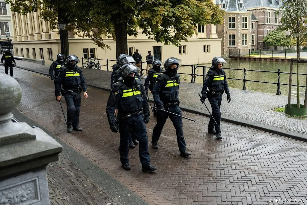 Ook monumentale Binnenhof beschadigd door rechtse rellen in Den Haag