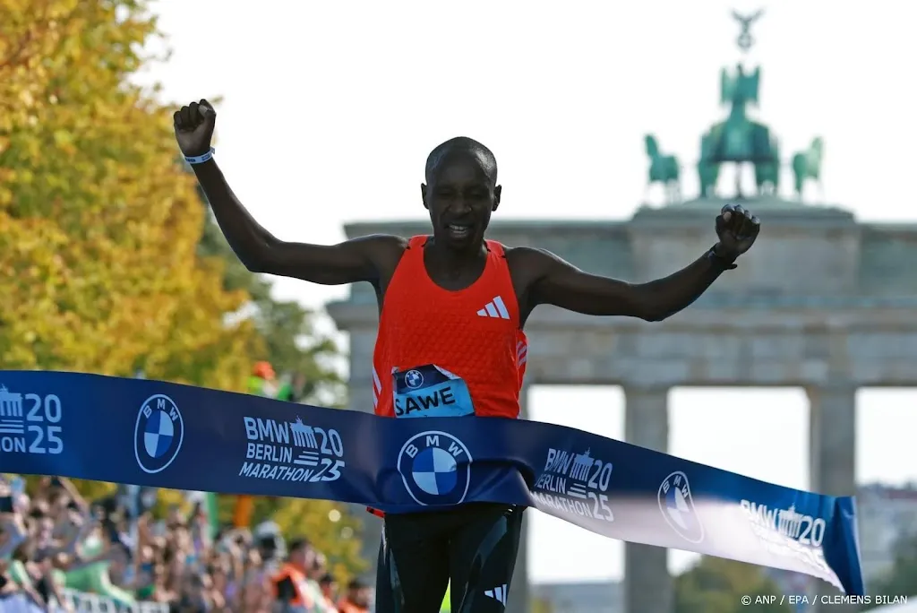 Keniaan Sawe wint in toptijd marathon van Berlijn