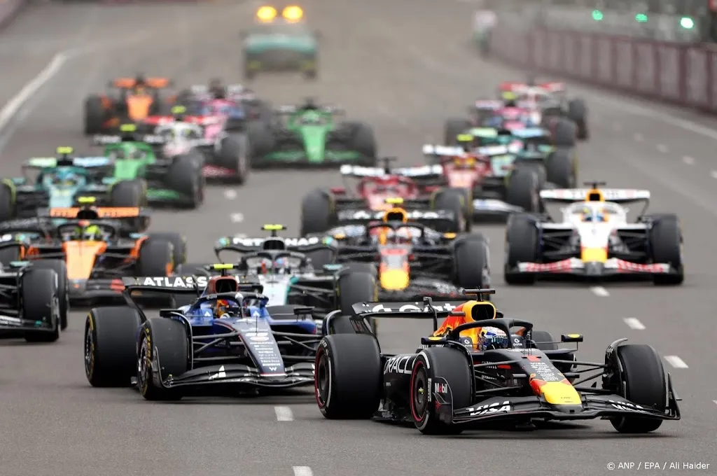 Verstappen heerst op stratencircuit van Bakoe als vanouds