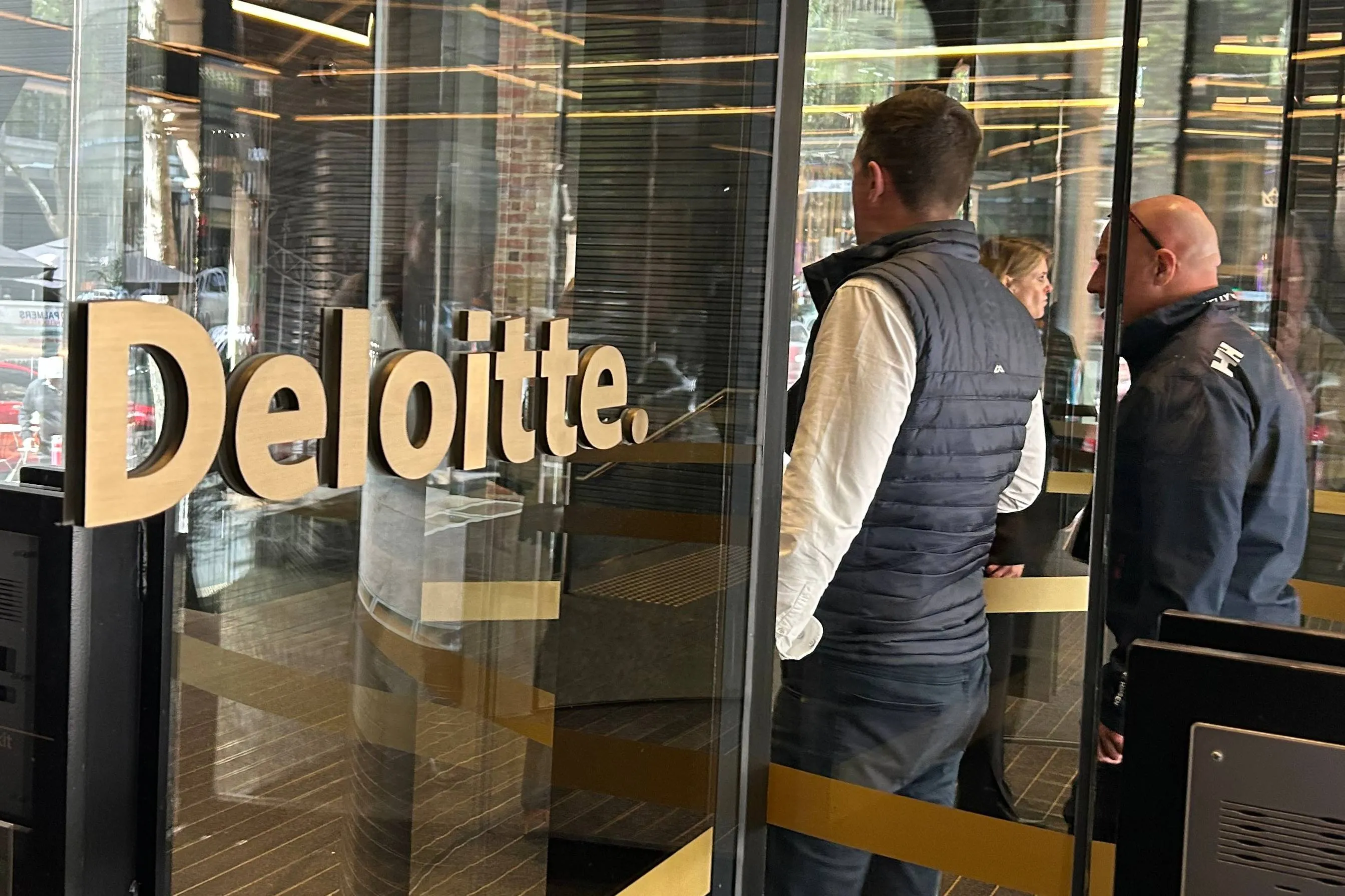 Schandaal in Australië: Deloitte produceert peperduur rapport vol AI-onzin, overheid krijgt 290.000 euro terug