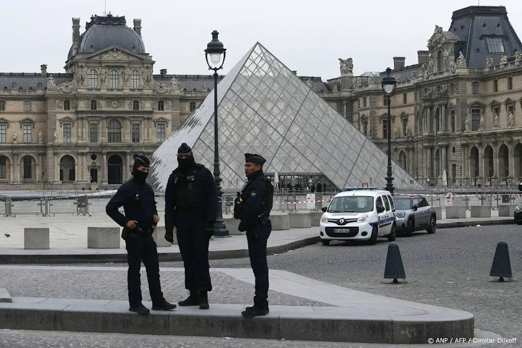 Louvre ook maandag gesloten na juwelenroof