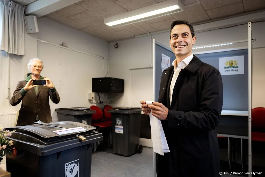 D66-leider Rob Jetten brengt stem uit bij wijkcentrum in Den Haag