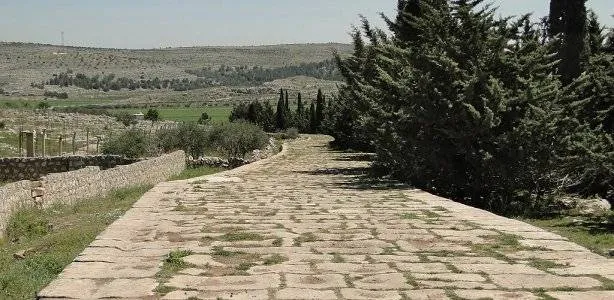 1024px-ancient_roman_road_of_tall_aqibrin