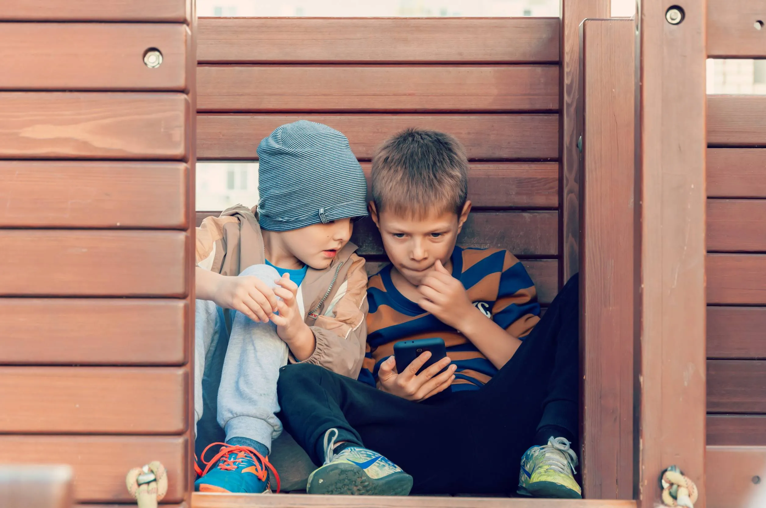 De smartphone wint: kinderen lezen amper, sporten minder en hangen vooral op social media