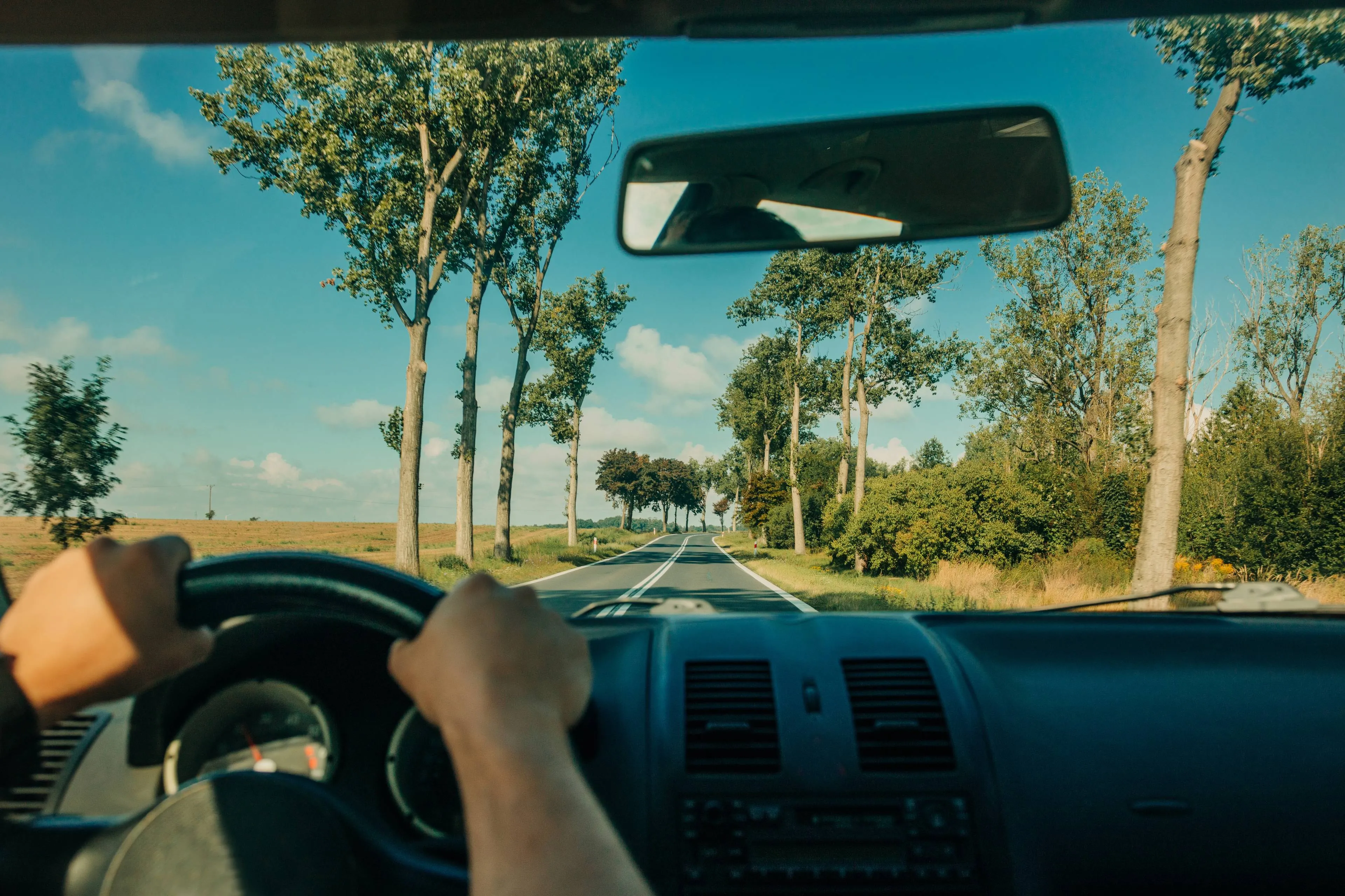 Wat gebeurt er als je met 100 km/u terugschakelt naar de eerste versnelling? Deze YouTuber test het uit