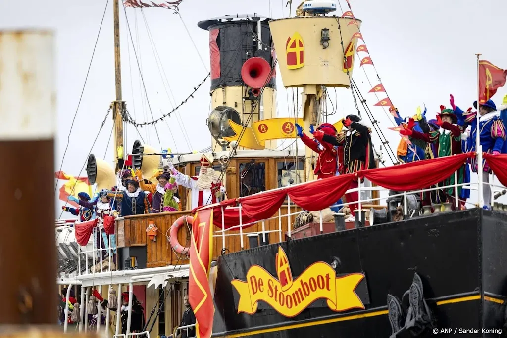 Stoomboot met Sinterklaas en pieten aangekomen op Texel