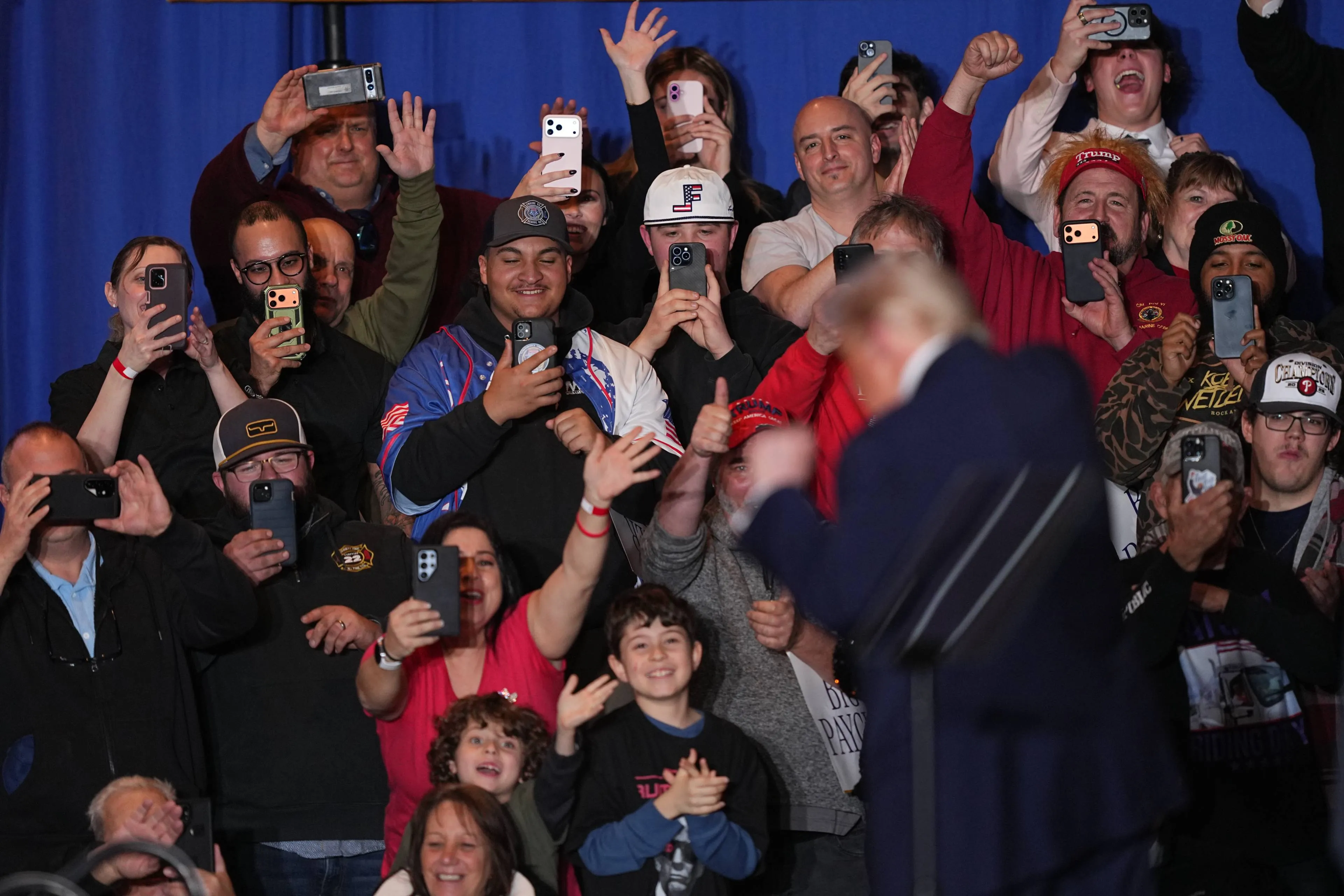 Treurige beelden: Trump spuit racistische teksten over migranten en z'n aanhang vindt het prachtig