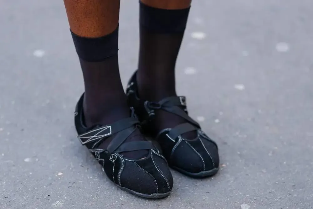 Deze schoenen dragen we in 2026: balletschoenen en bruine laarzen verdringen witte sneakers