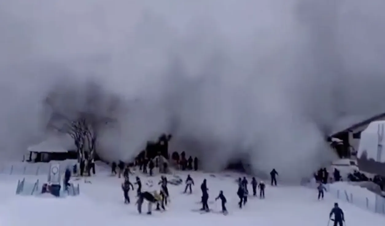 Video: Deze skiërs bewonderen de lawine. Dan worden ze bedolven