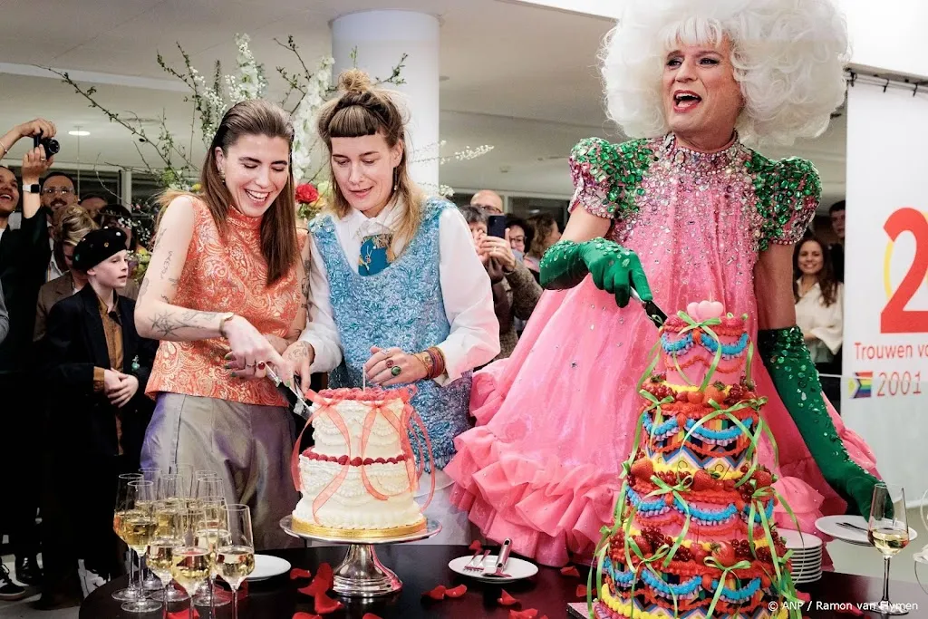 Speciale postzegel markeert 25 jaar homohuwelijk in Nederland