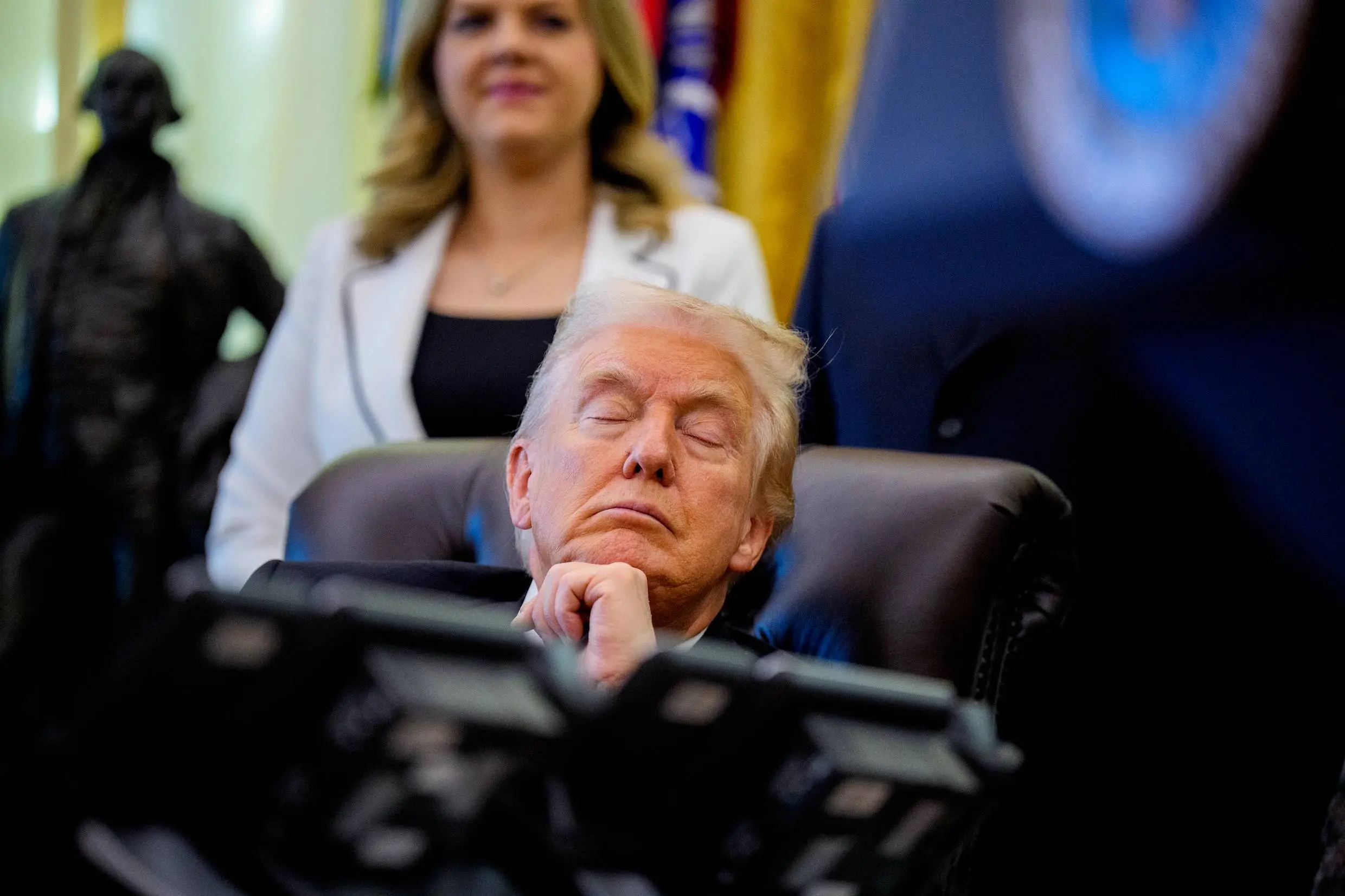 de-amerikaanse-president-donald-trump-dut-in-tijdens-een-bijeenkomst