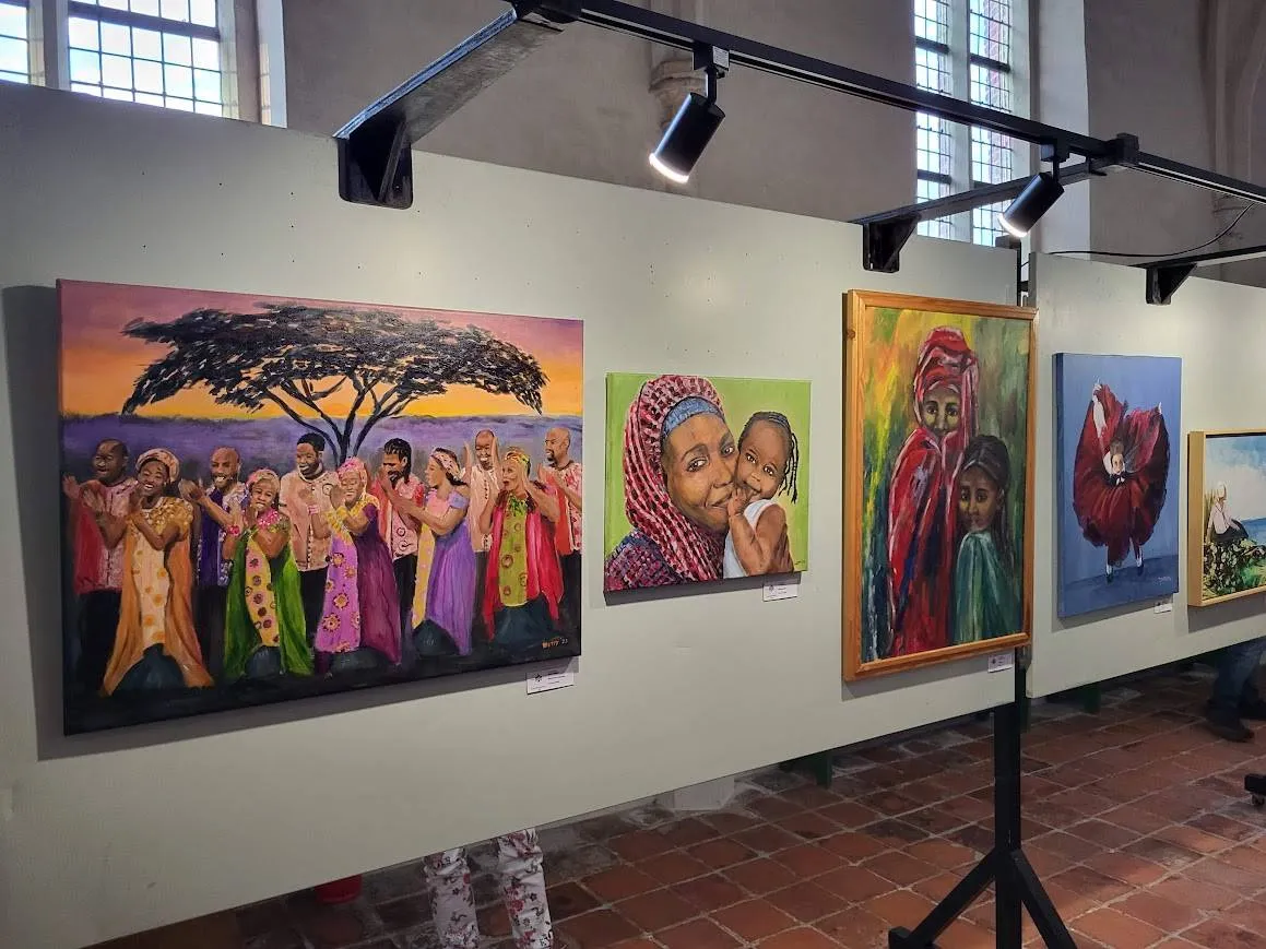 Schilderskring Diever houdt kunstmarkt bij de kerk