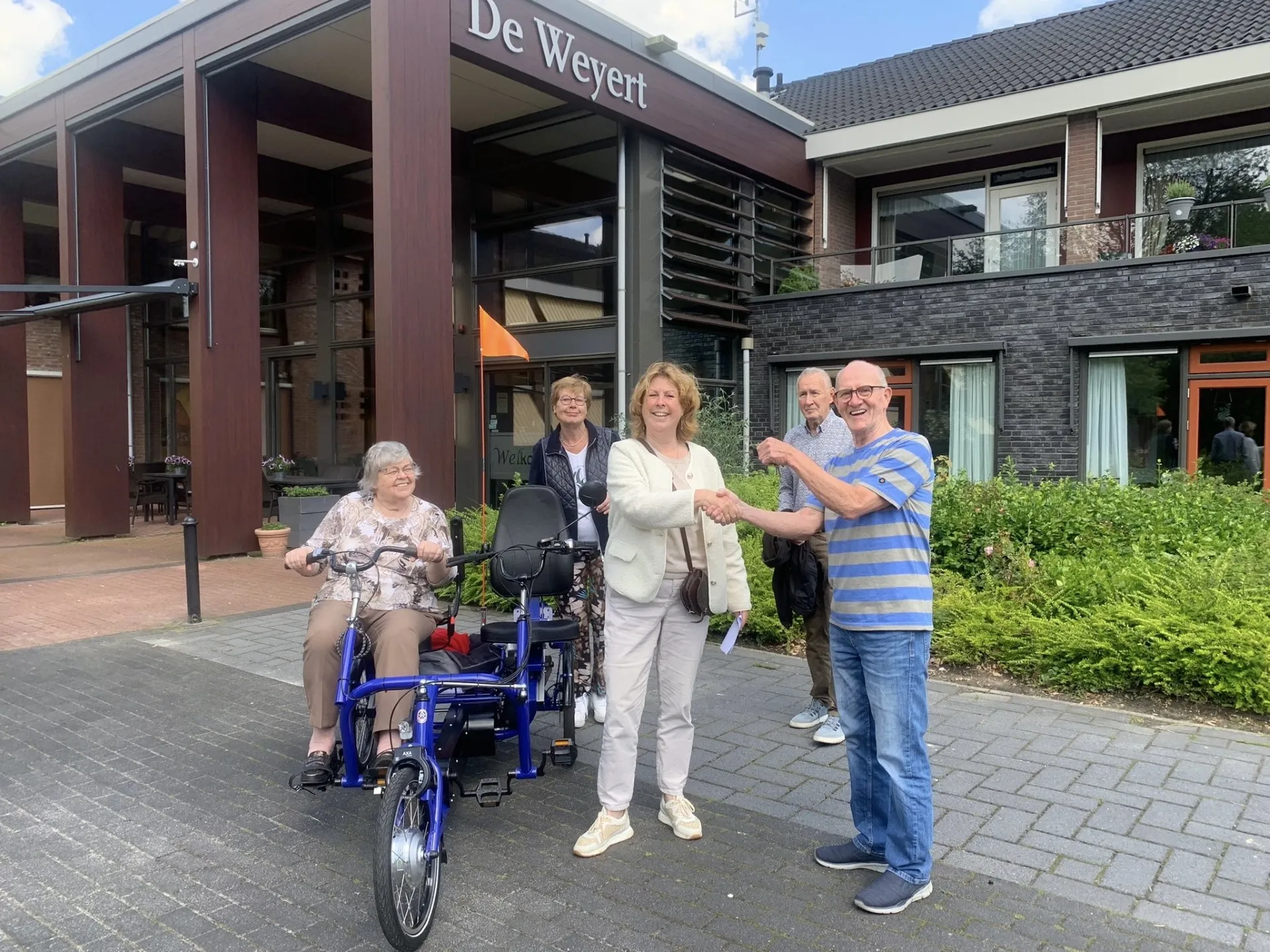 Nieuwe duofiets voor De Weyert in Dwingeloo