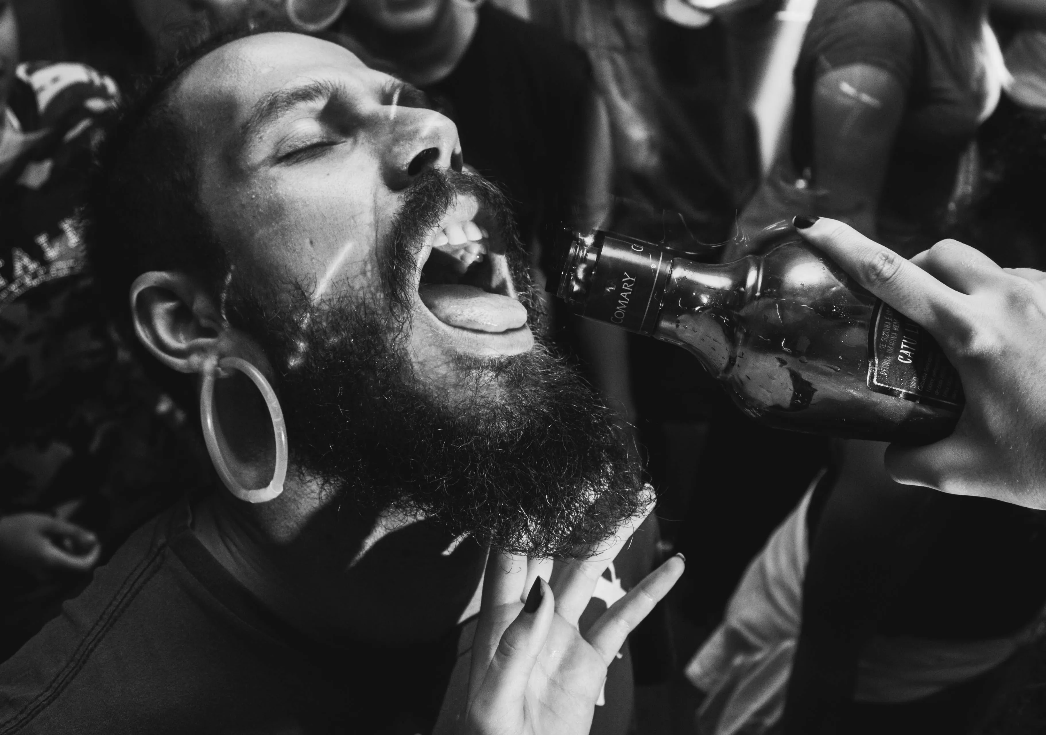TikTok trend met (whisky) ‘sink drinks’ is géén goed idee deze zomerse dagen!