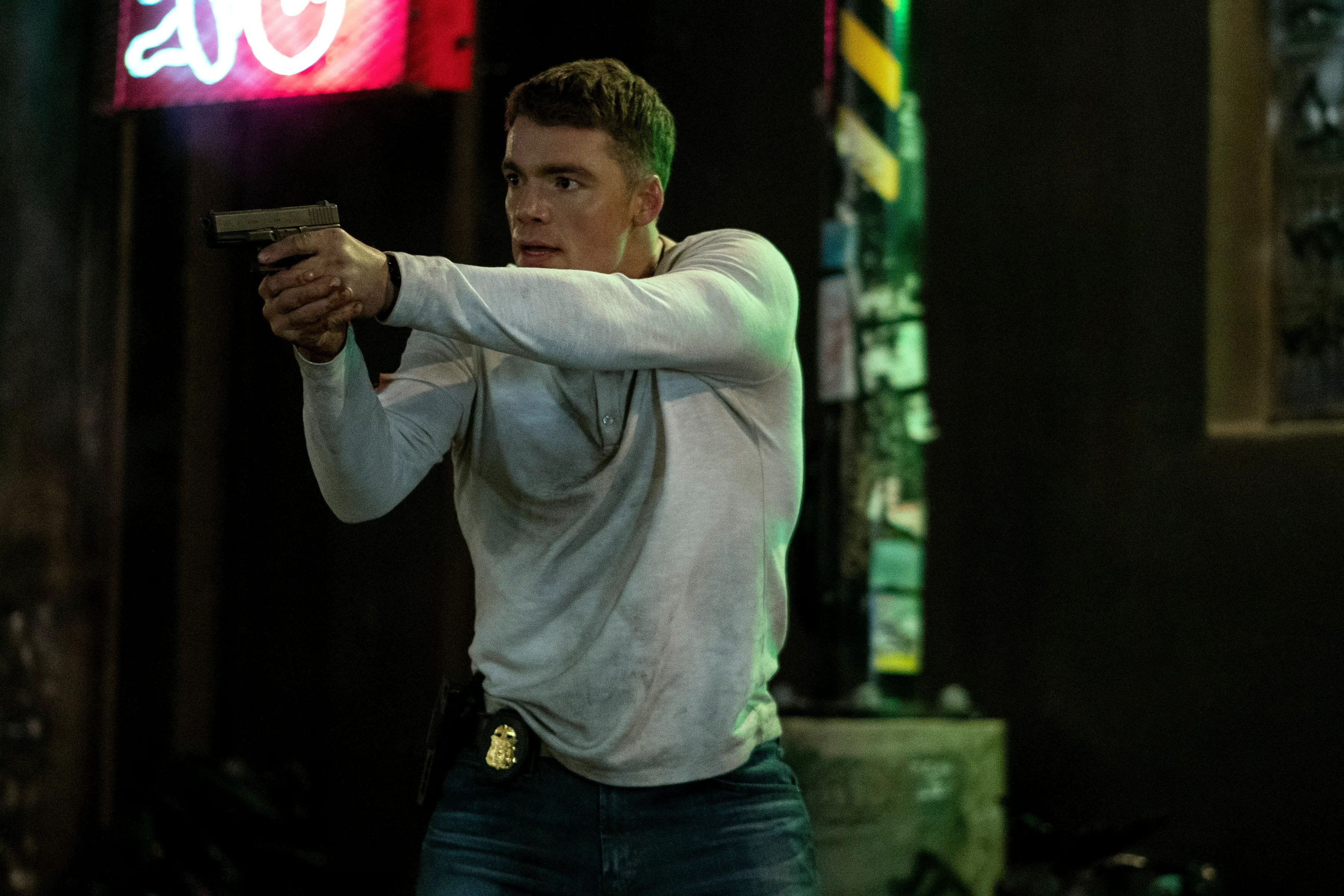 Moed indrinken met whisky in Netflix-serie The Night Agent?!