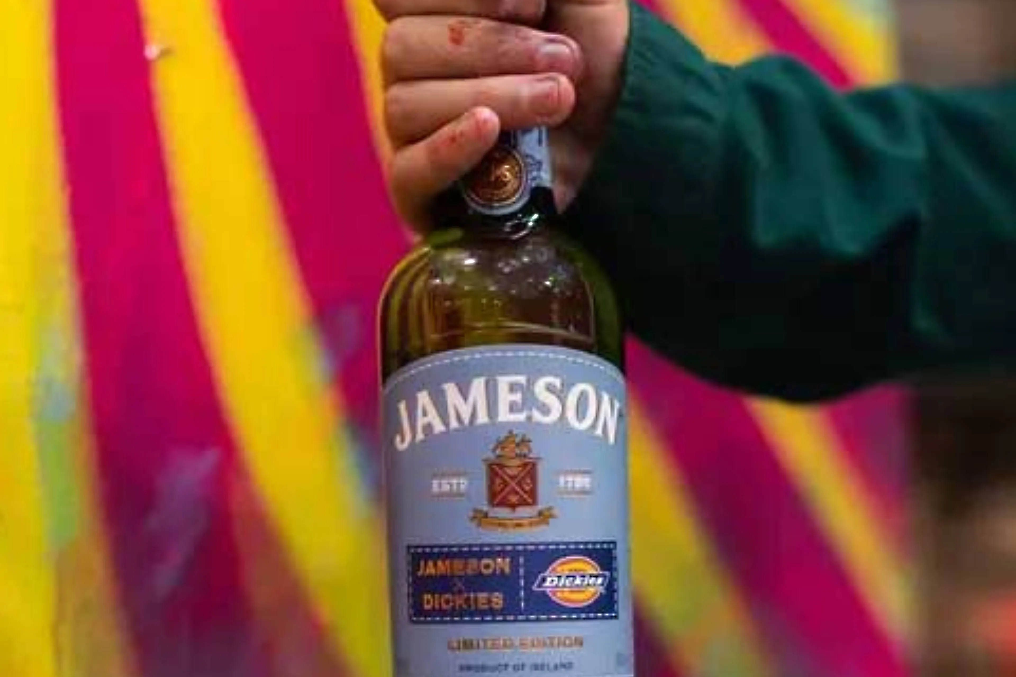 Jameson brengt samen met Dickies whiskey en kleding uit