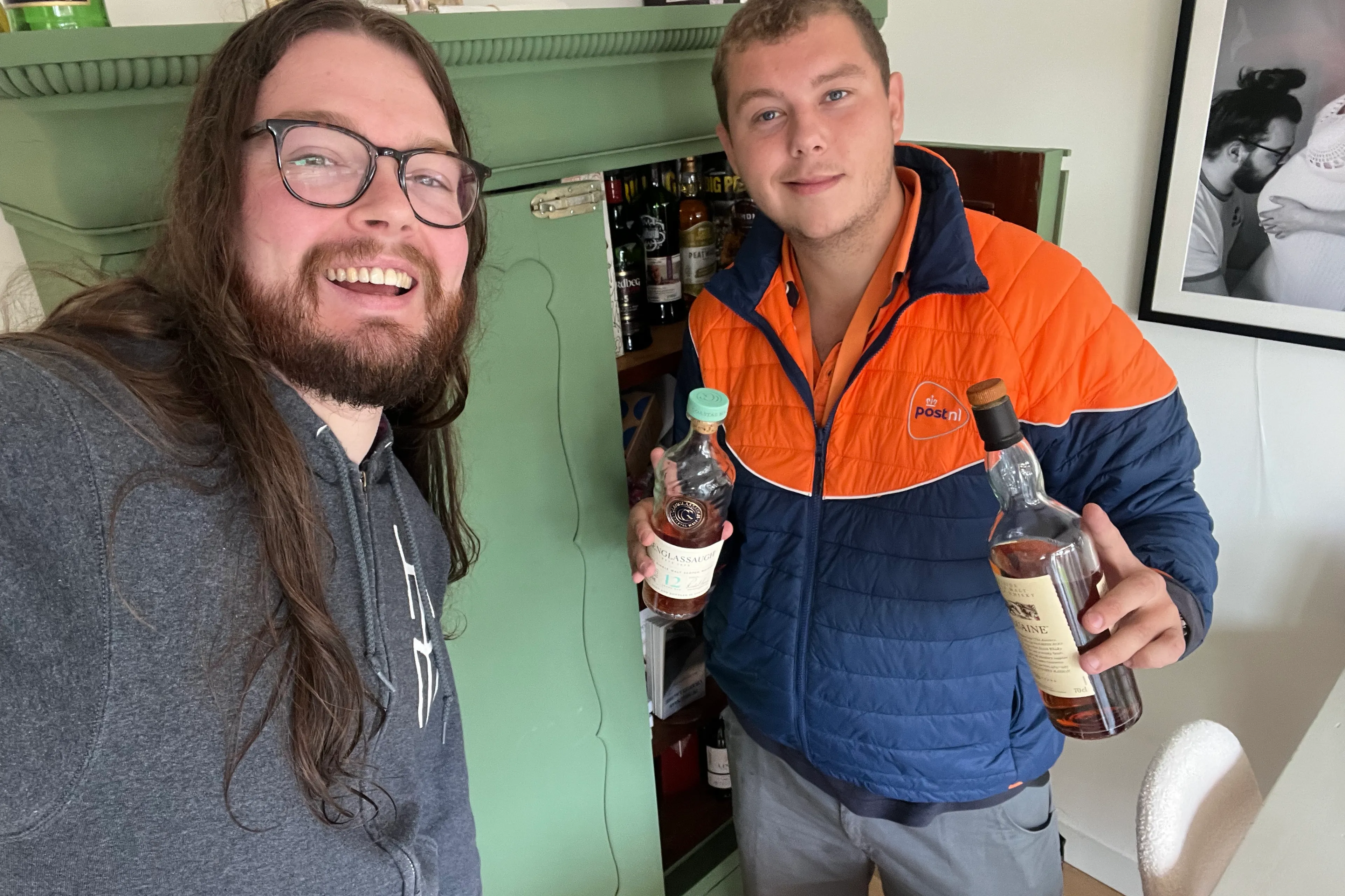 Deze postbode ontvangt gratis whisky als hij post bezorgt!