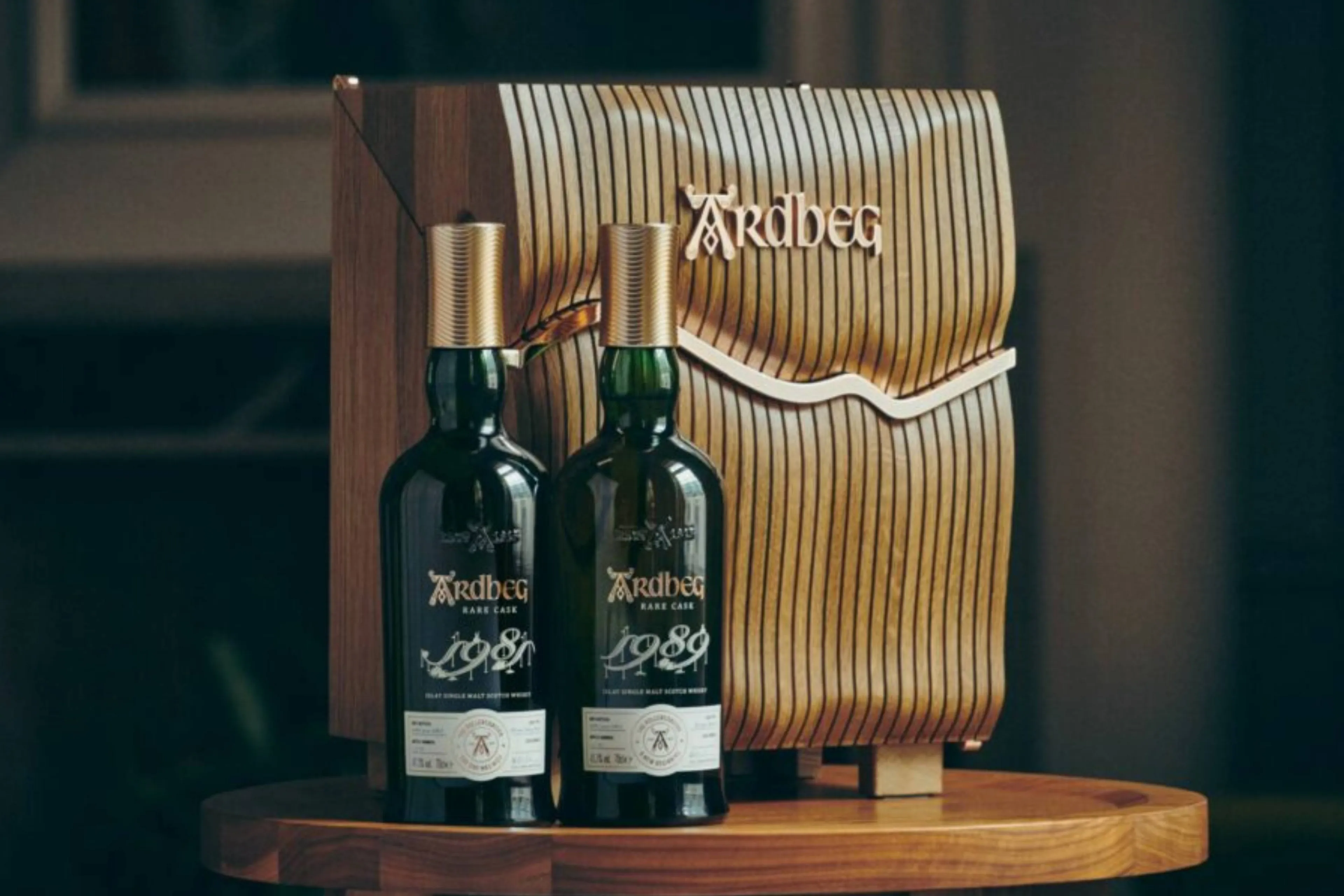Ardbeg bundelt geschiedenis in de Rollercoaster whiskyset van een ton