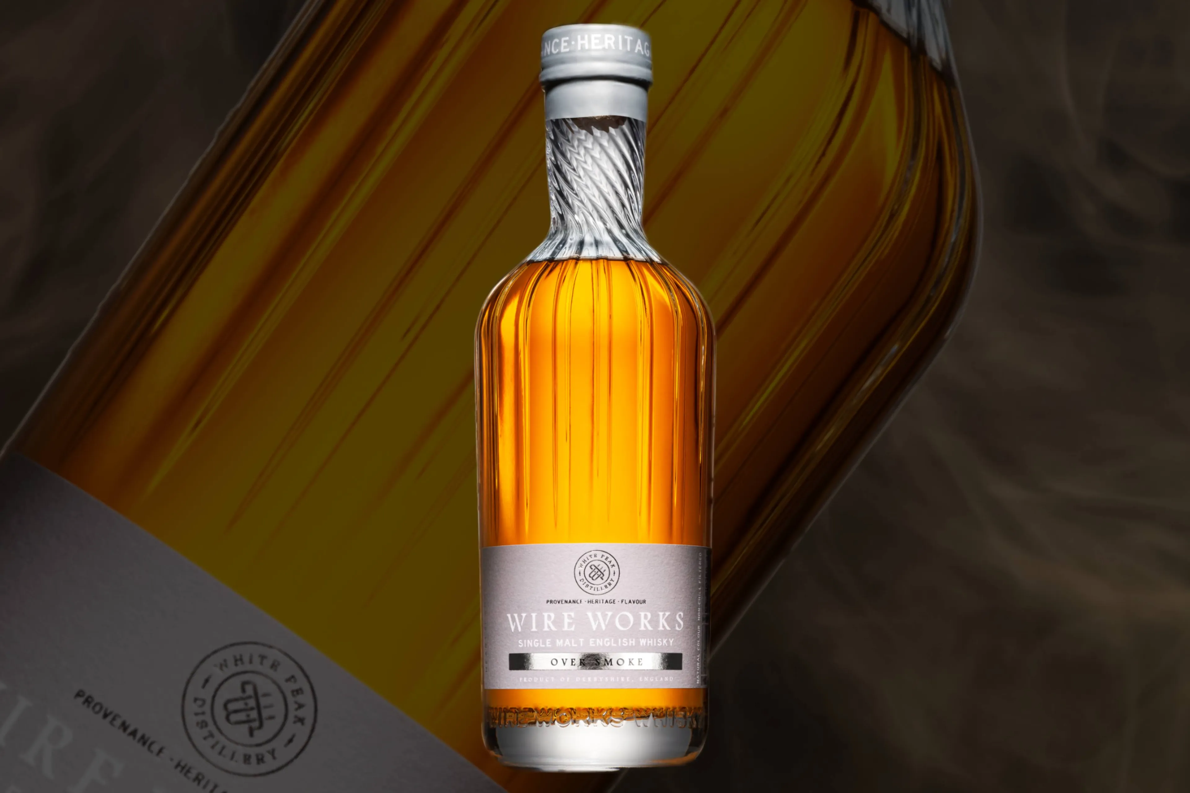 White Peak brandt weer vaten op rook voor een subtiele rokerige whisky