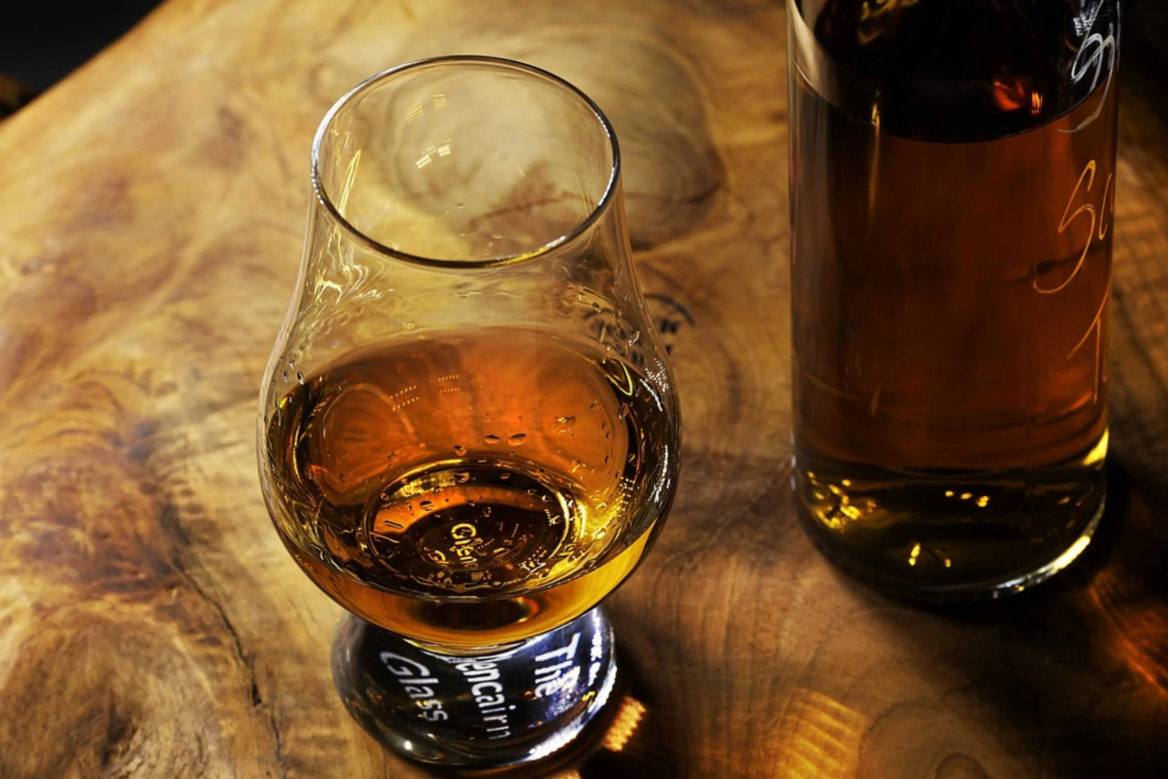 Amerikaans bedrijf maakt schaamteloos kopie van wereldberoemd whiskyglas en mag naar de rechter