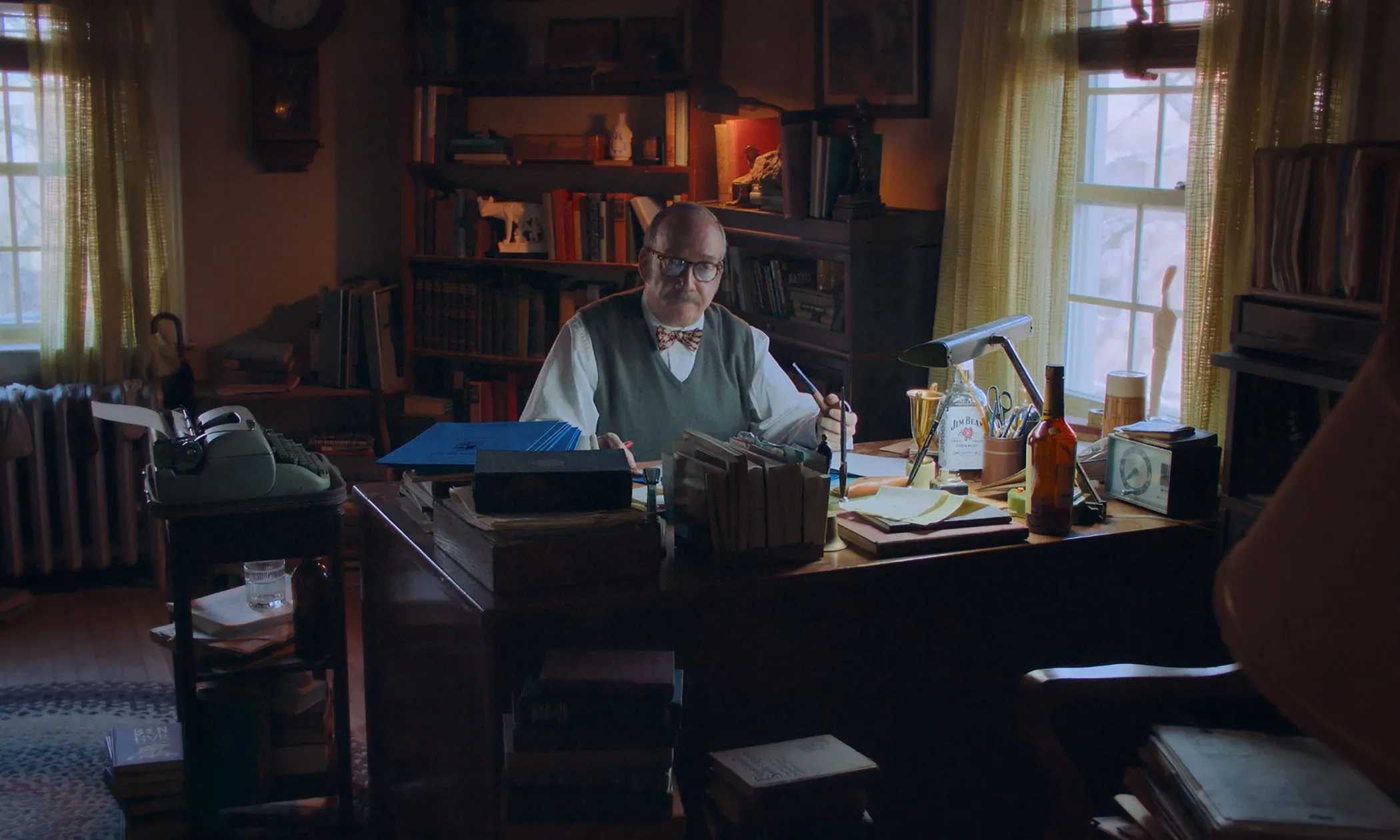 Absurde whiskey scene leidt tot een lach in The Holdovers