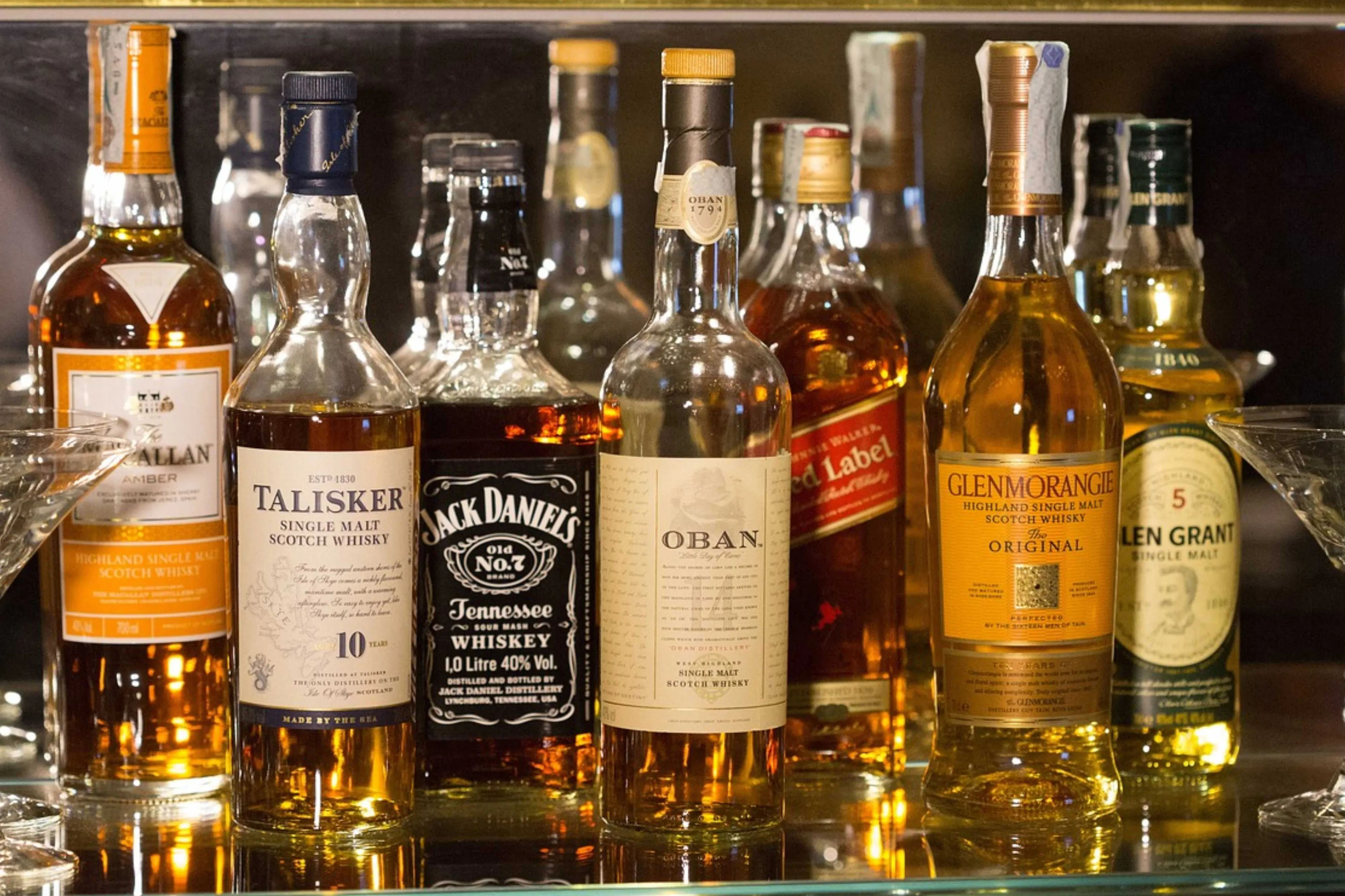 whisky flessen schap