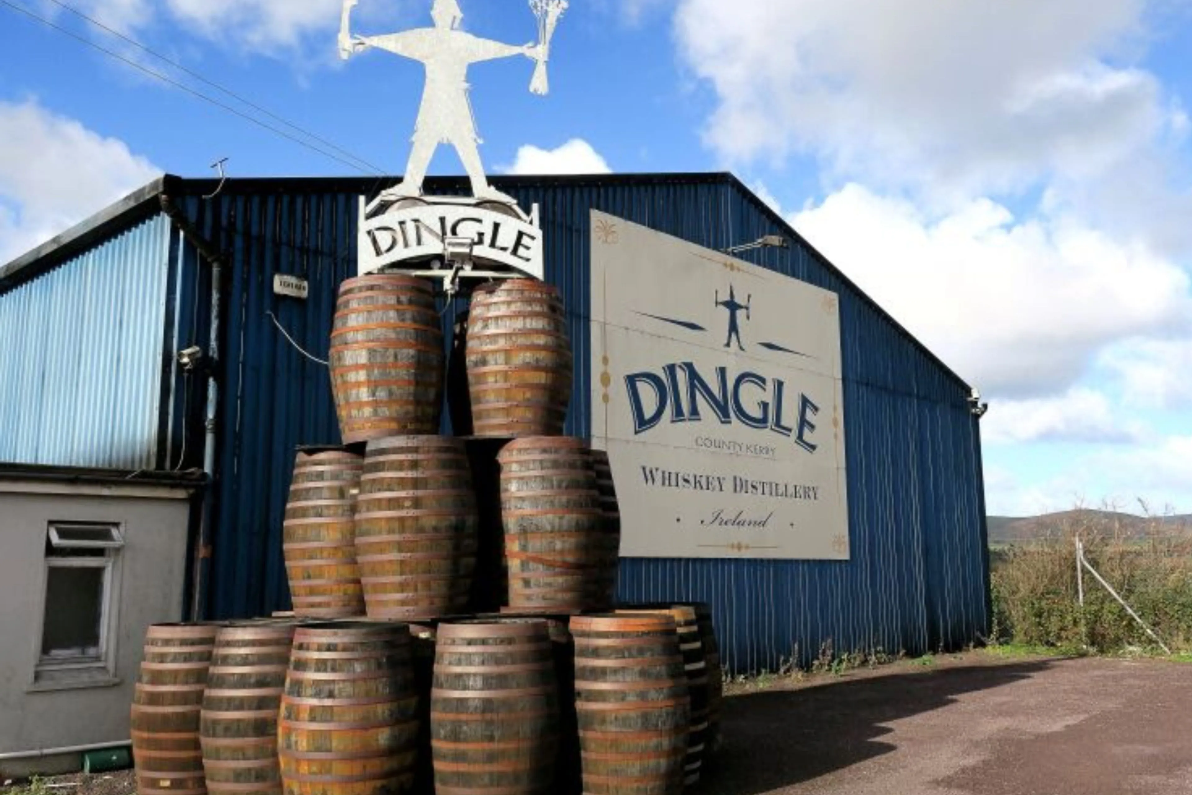 Bekende Ierse whiskystokerij biedt voor het eerst rumvaten aan