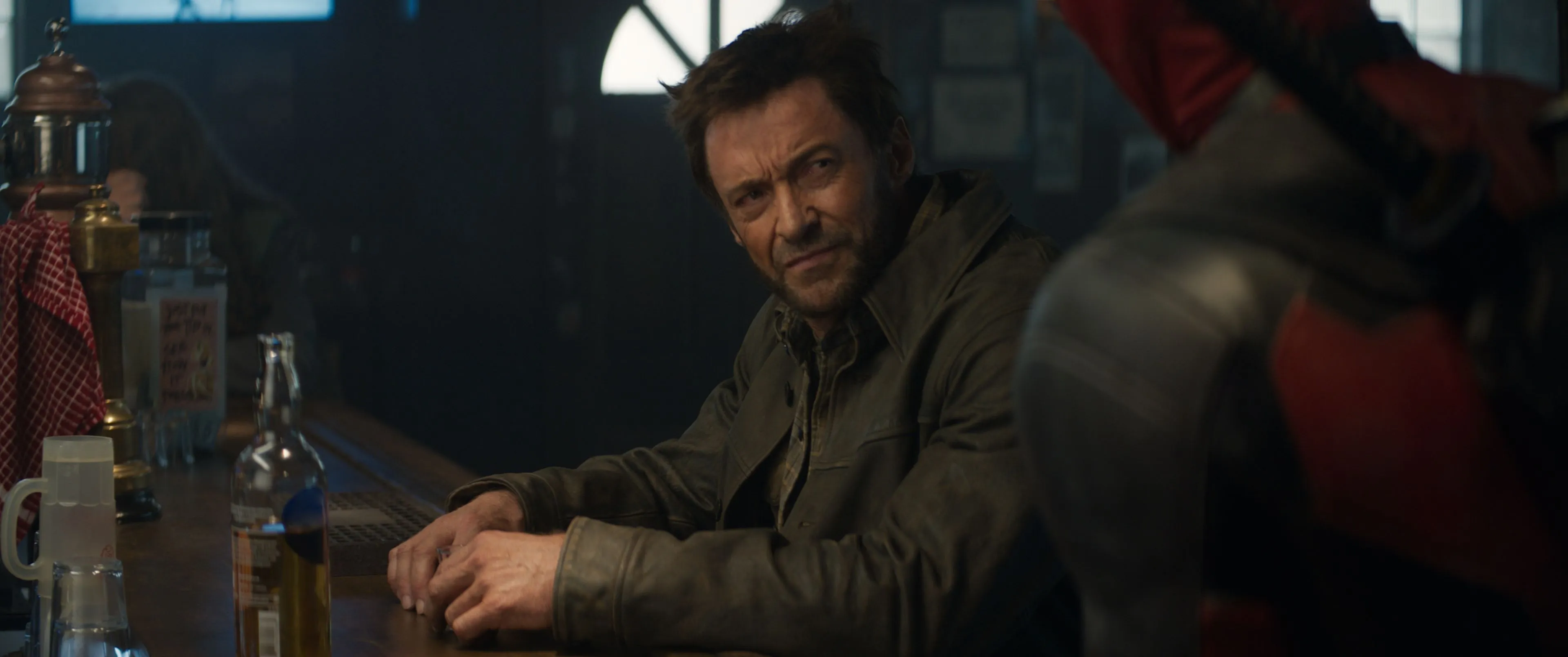 Waarom gorgelt deze beroemde acteur whiskey in Deadpool & Wolverine?