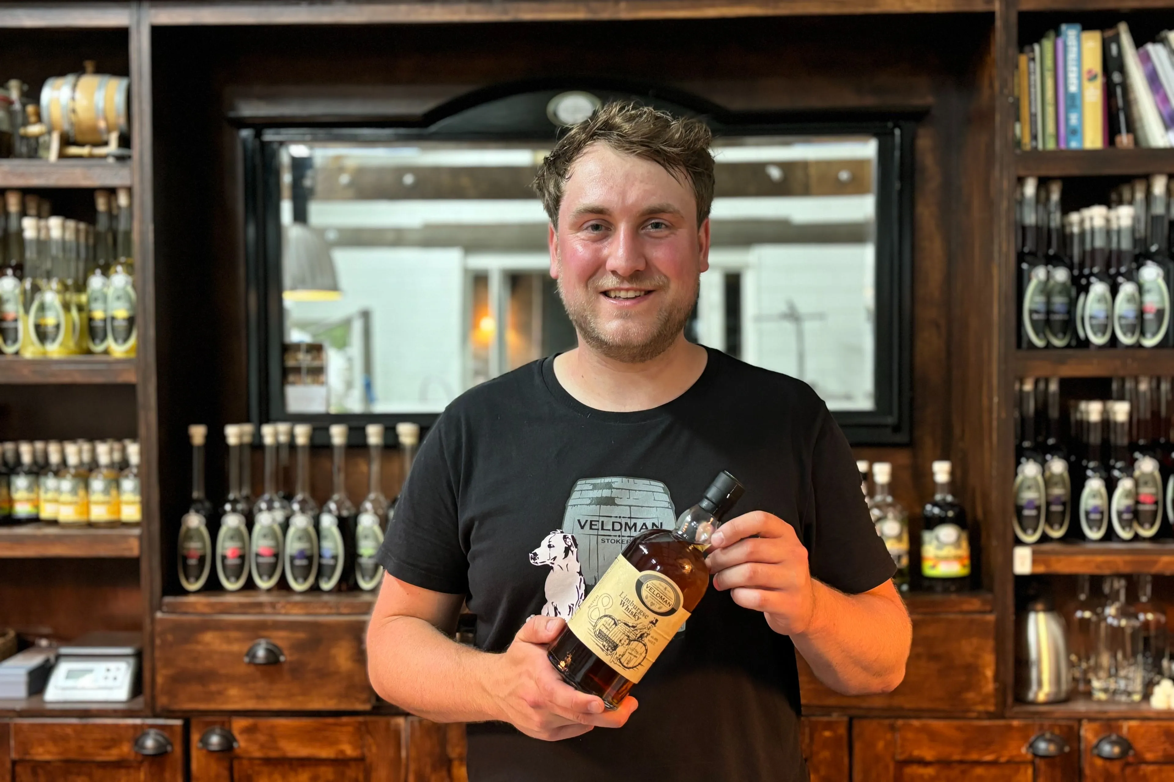 Leden van Veldman Stokerij proeven Limburgse Whisky batch Nr. 8