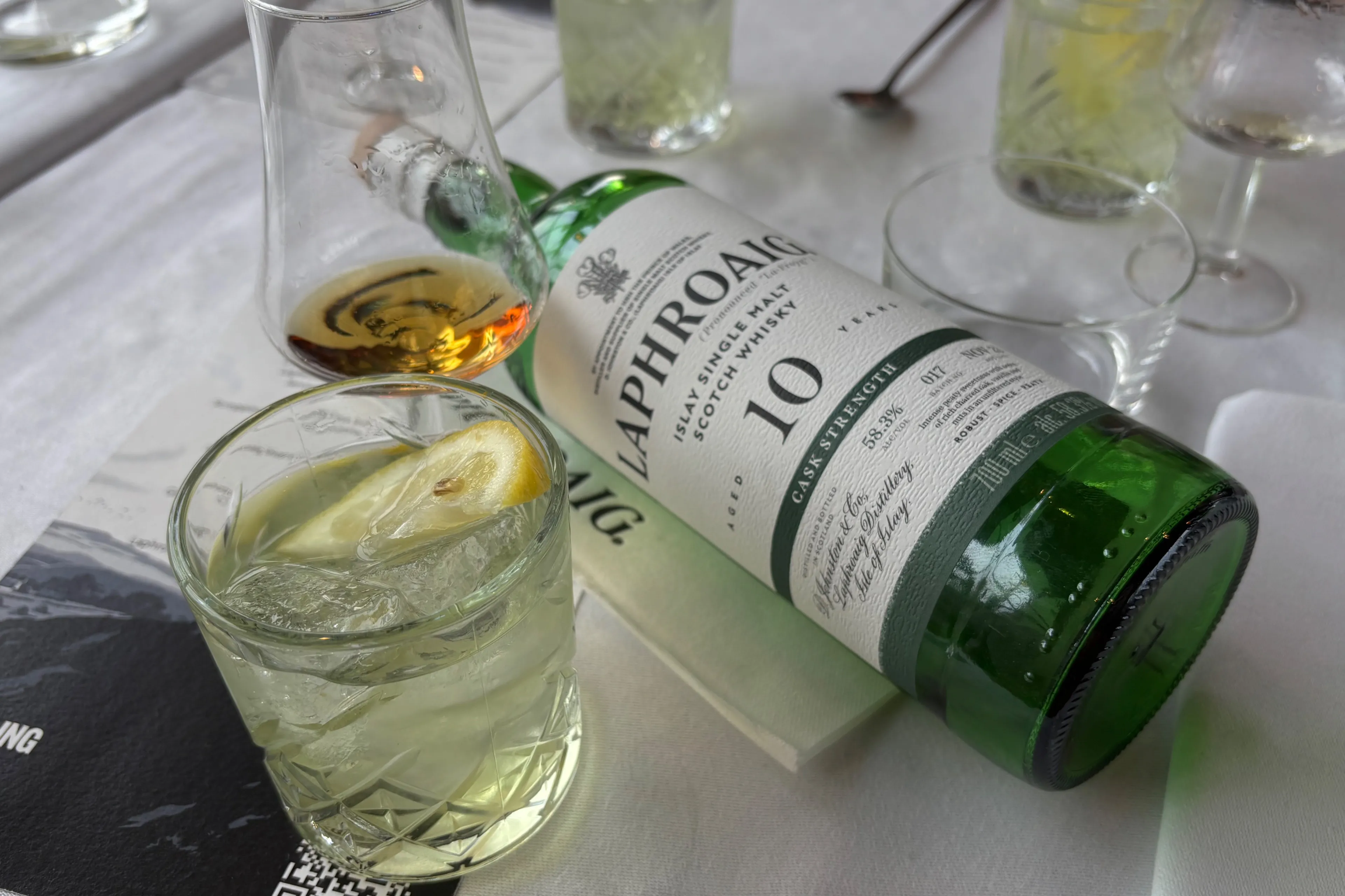 Laphroaig Strong Characters 33 Years Old whisky proeven tussen enorme schepen