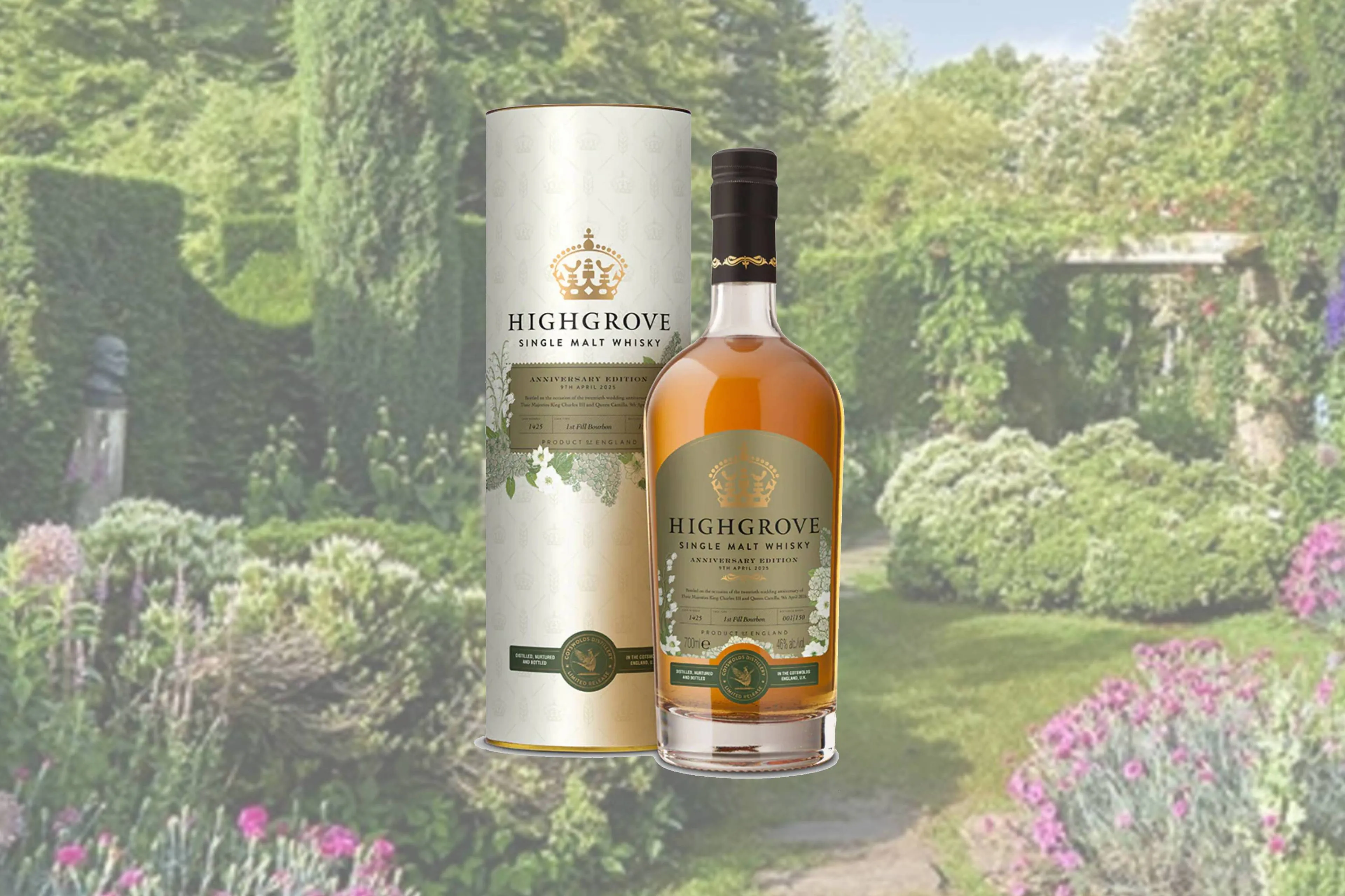 de Cotswolds Anniversary Celebration whisky met op de achtergrond Highgrove gardens