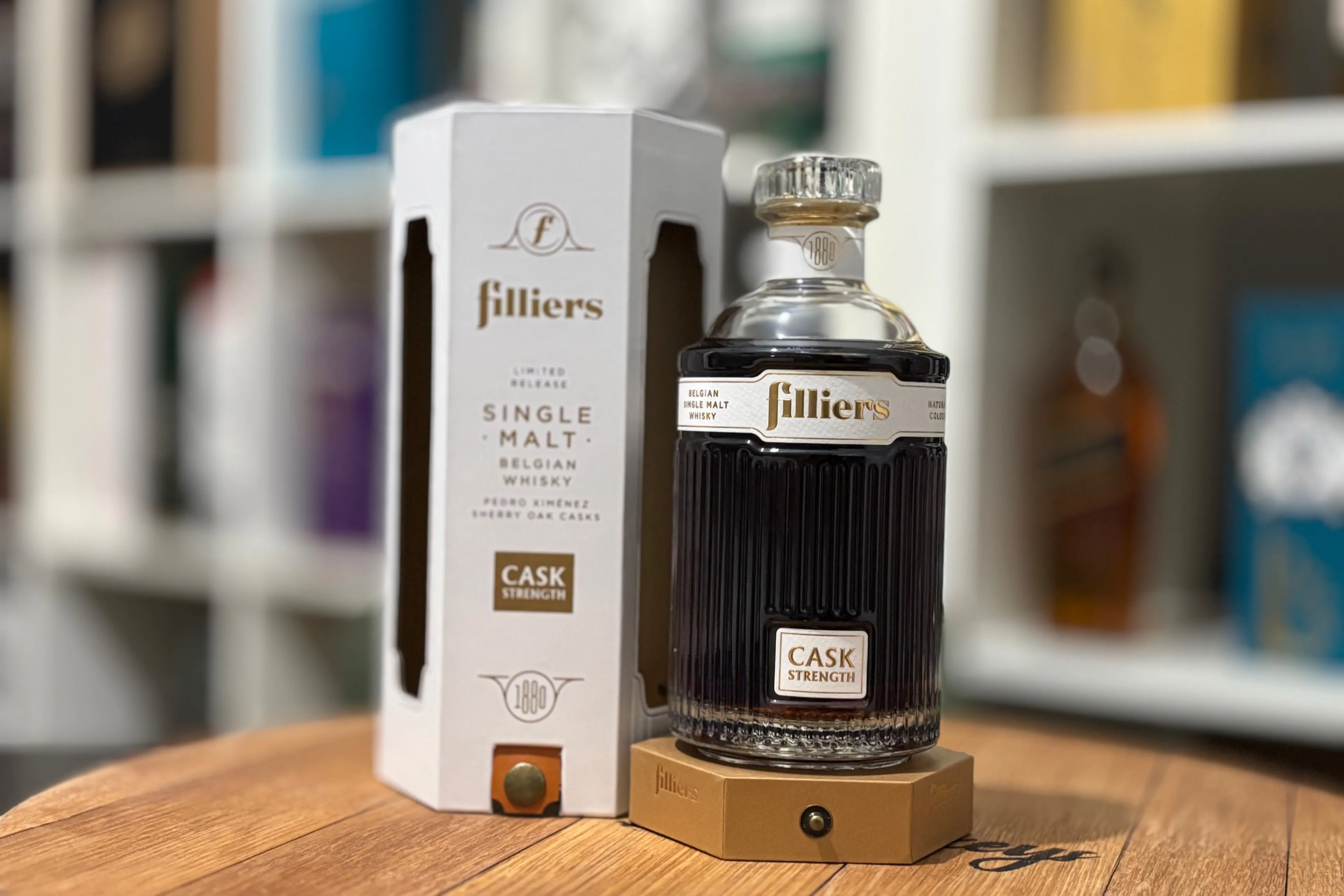 Filliers Cask Strength whisky fles met doos voor een whiskykast en op een whiskyvatdeksel