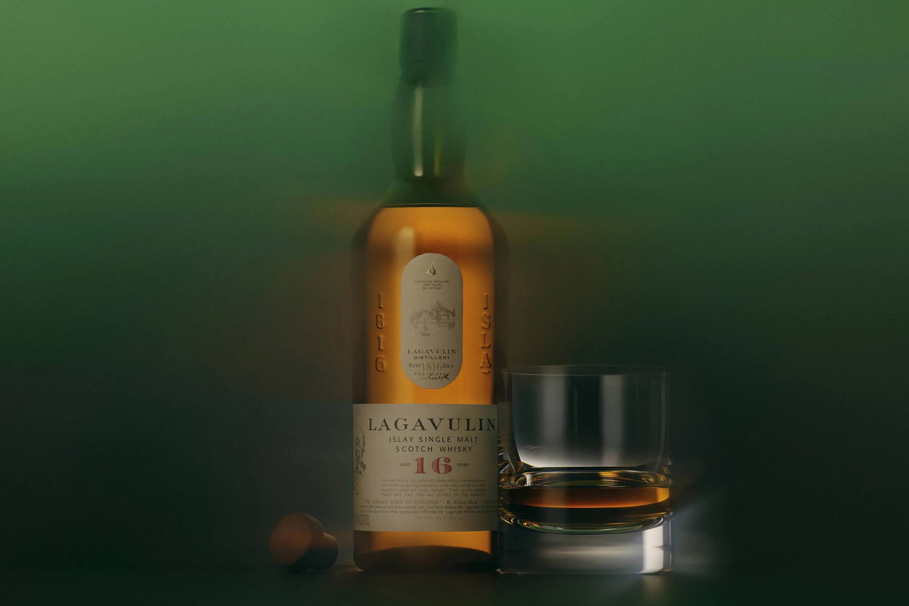 Lagavulin Beyond the Smoke fles met kurk tegen een groene achtergrond