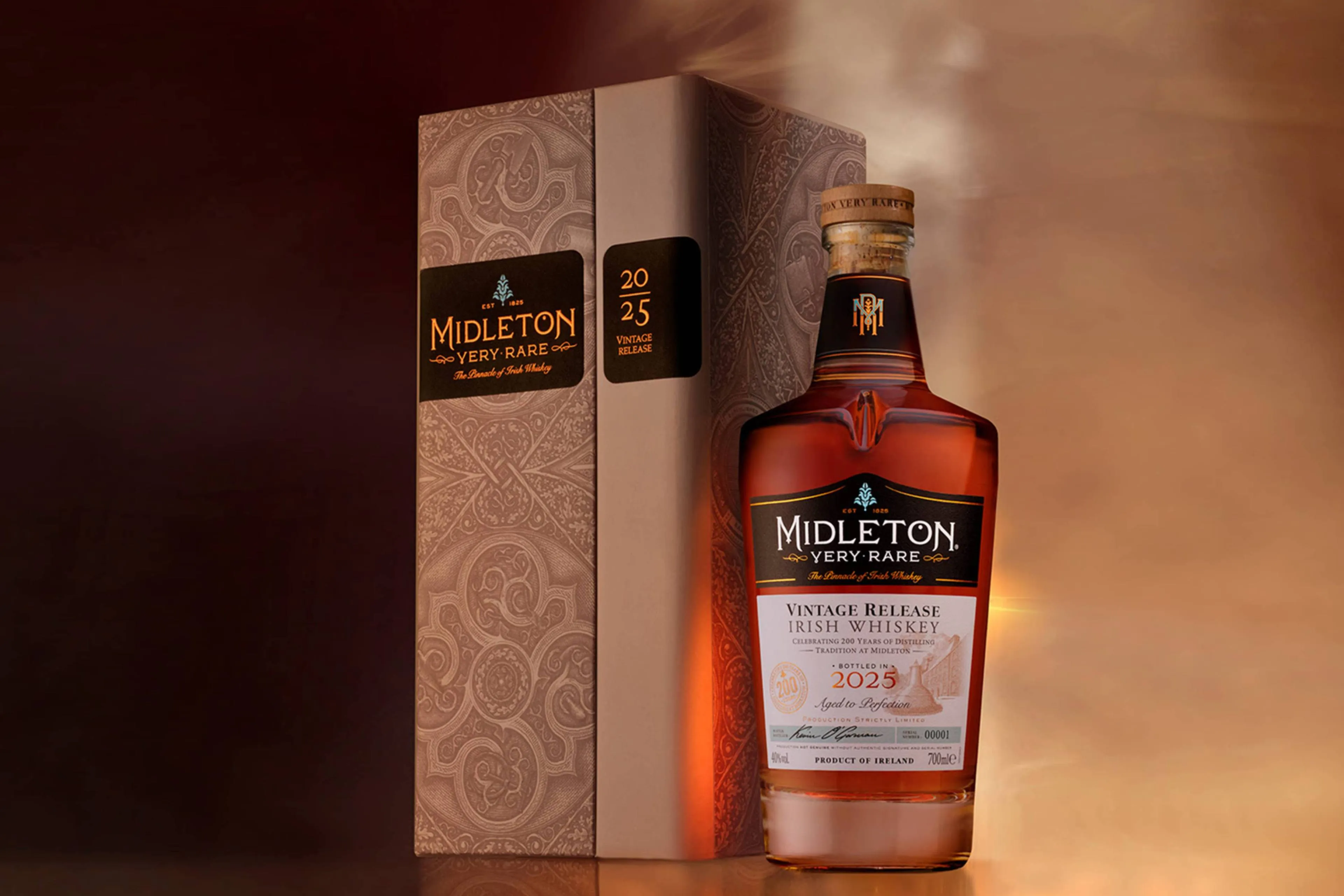 De fles Midleton Very Rare 2025 Vintage tegen een koperkleurige achtergrond