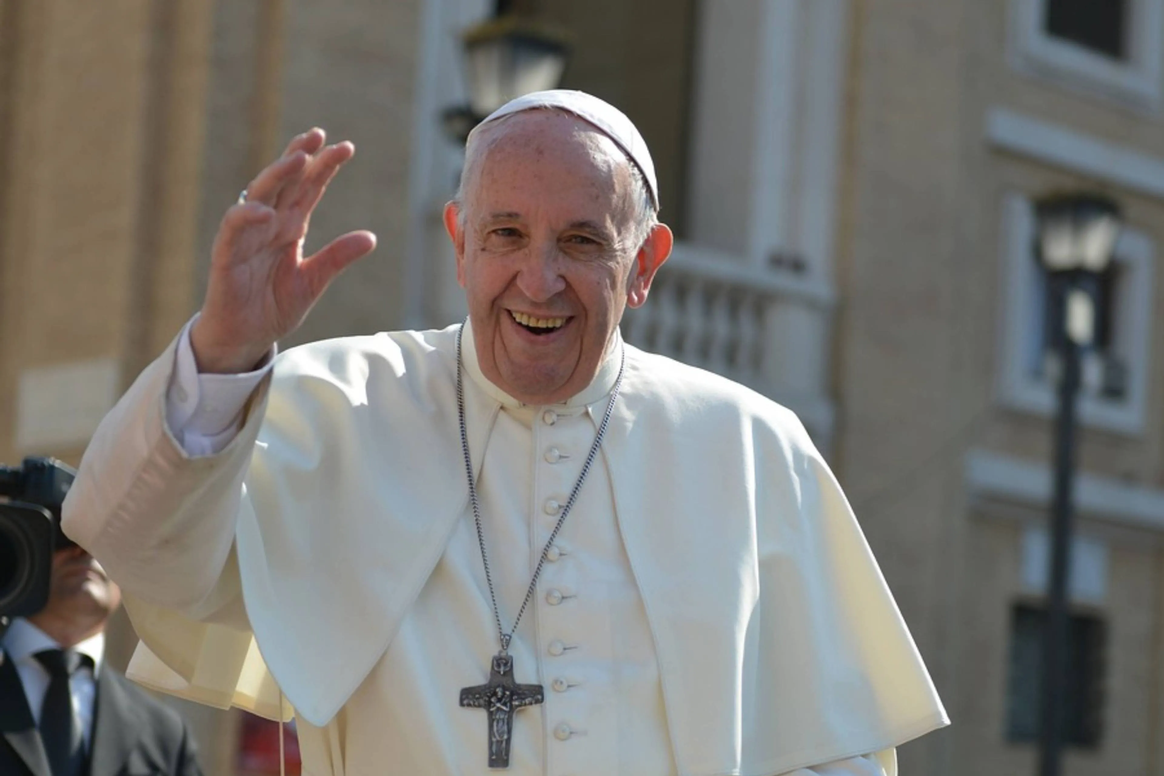 Paus Franciscus zwaaiend