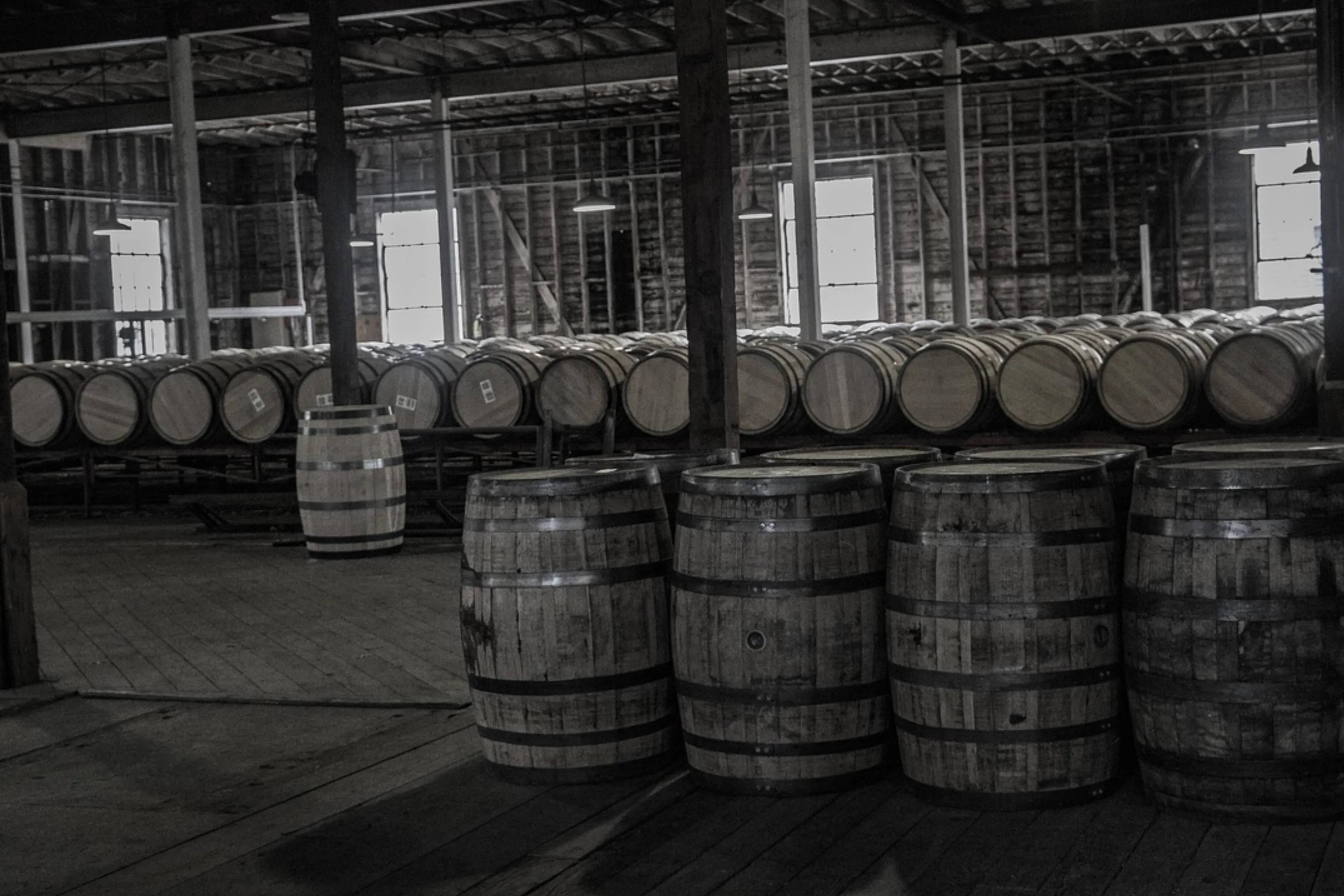 Rickhouse in zwart wit met allemaal vaten