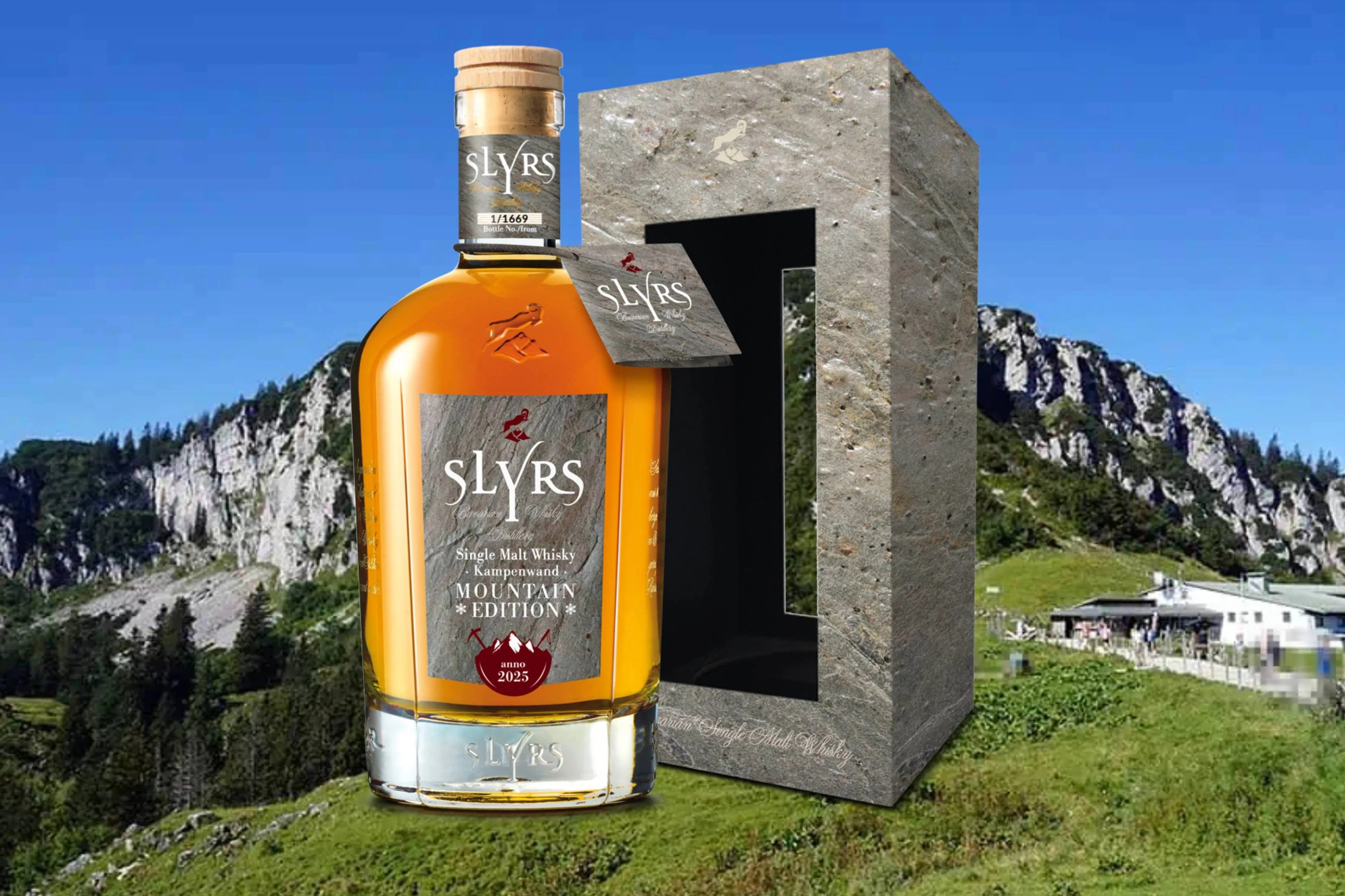 SLYRS Kampenwand single malt whisky met doos tegen een achtergrond van de Kampenwand berg
