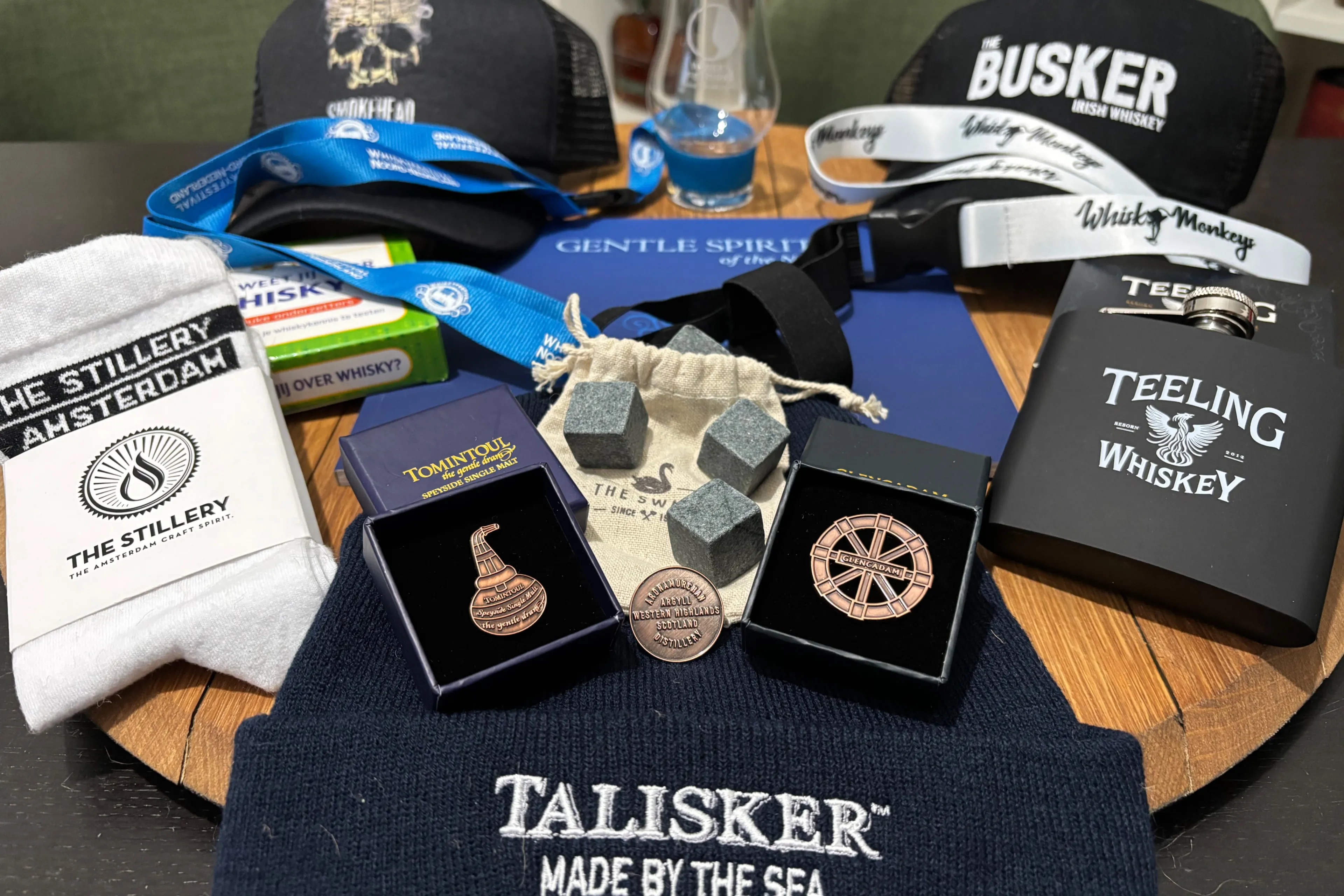 Whisky weekend show prijzenpakket Met petjes, beanies, whisky stones, een glas, keycords en meer