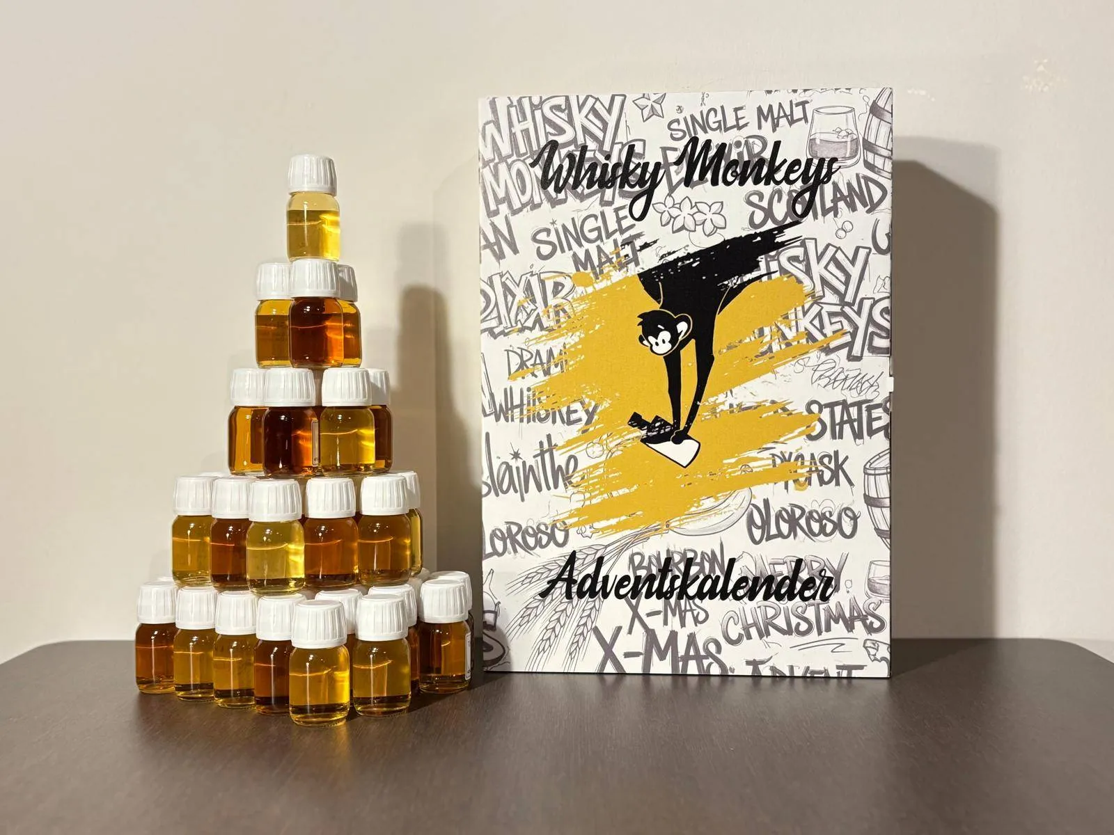 Whisky Adventskalender 2025 staand met whisky's