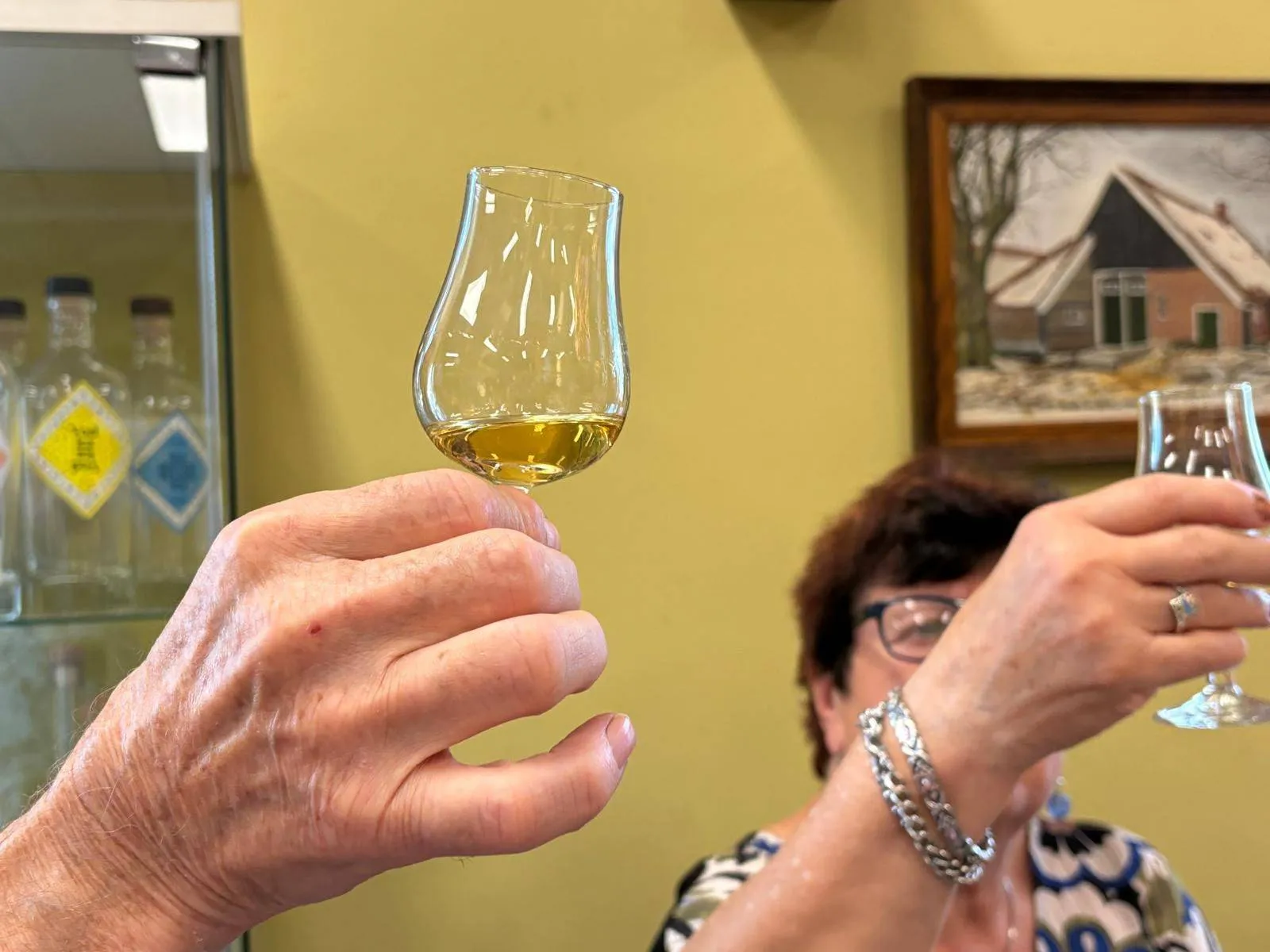 Stokerij Twentse Ketels Squaremountains whisky batch 6 tasting panel met whiskyglazen in de lucht