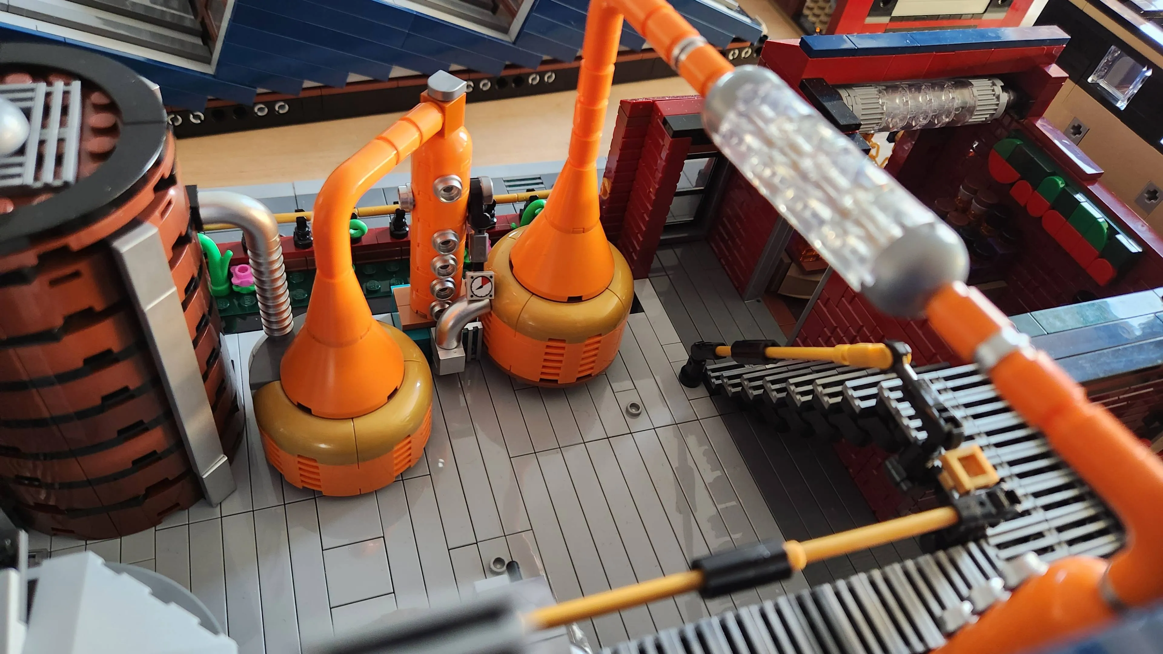 Wist je dat een whiskyfan ooit een distilleerderij bouwde van LEGO?