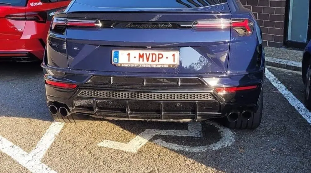 KIJK. Lamborghini van Mathieu van der Poel geparkeerd... op parking voor invaliden