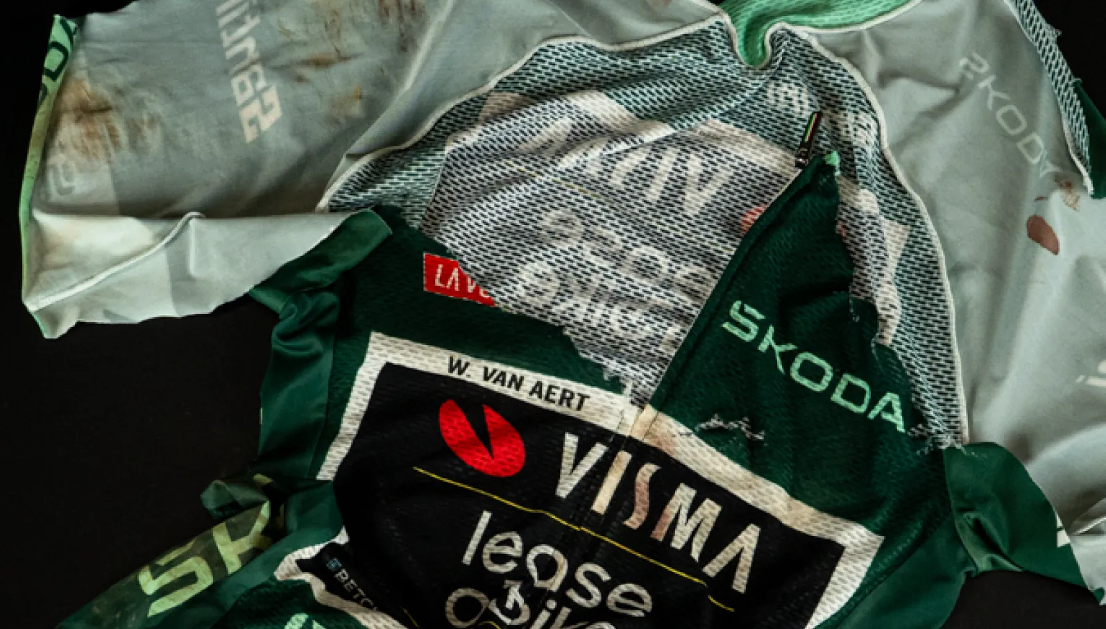 'Smakeloos': Visma - LAB verkoopt bebloed shirt waarmee Van Aert ten val kwam in de Vuelta
