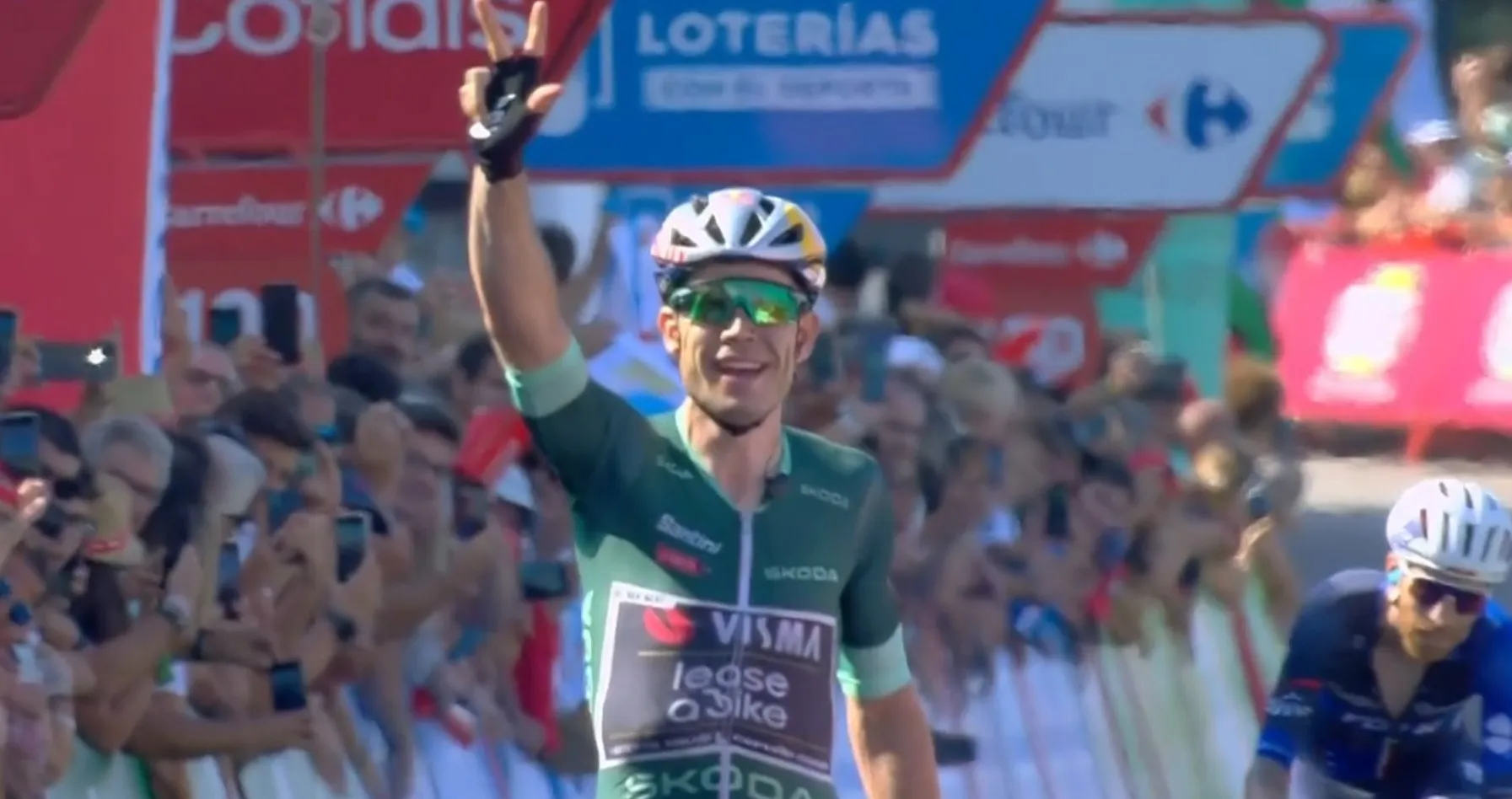 Groene puntentrui van Wout van Aert levert gigantisch bedrag op