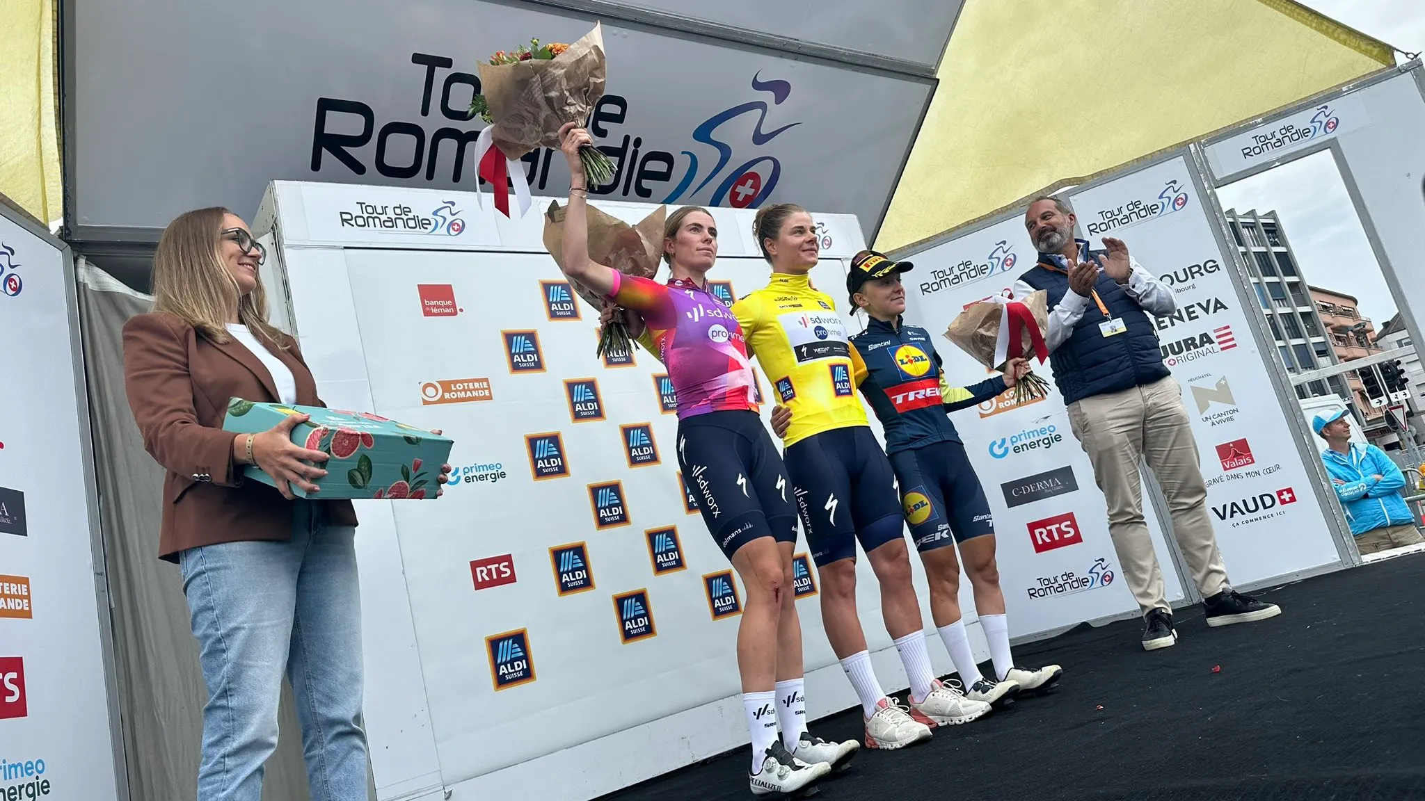 Lotte Kopecky maakt jonge fan dolgelukkig na eindzege in Ronde van Romandië