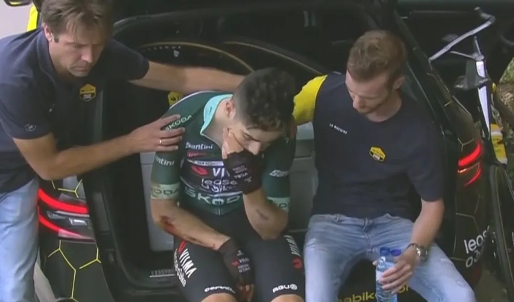 Blessure Wout van Aert ernstiger dan gedacht: 'Ik loop nog steeds op krukken'