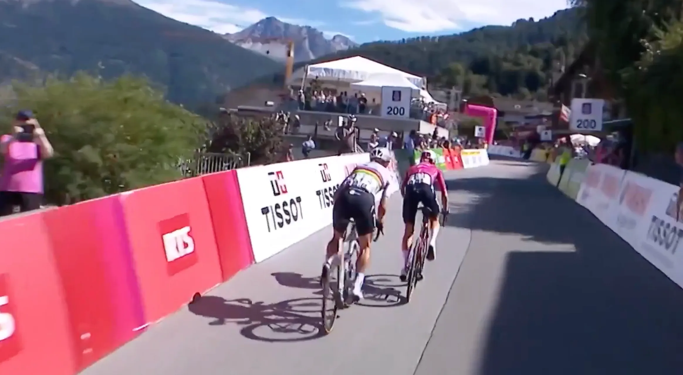 VIDEO. Vollering klopt Kopecky in millimetersprint en wint bergrit in Ronde van Romandië