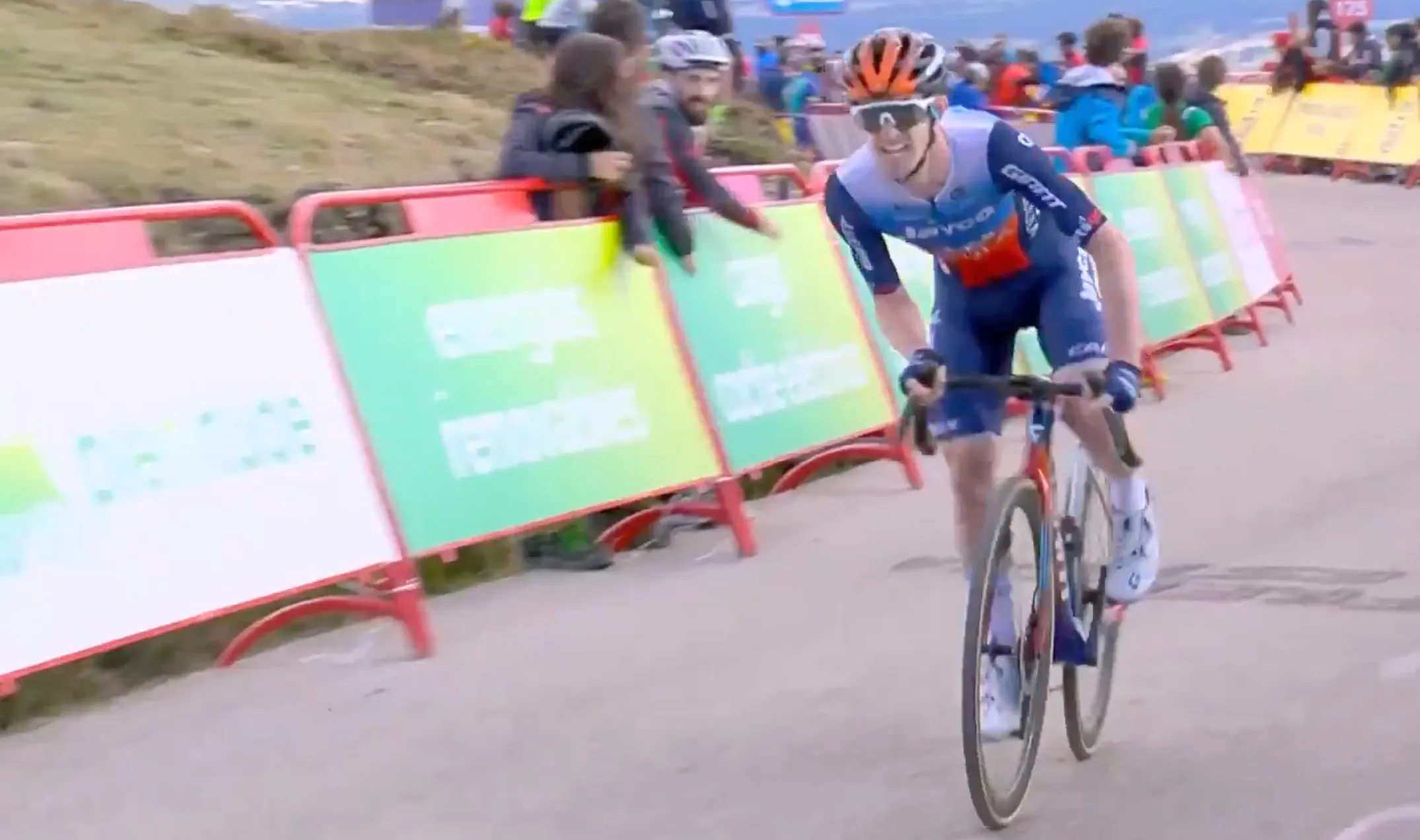 Eddie Dunbar wint koninginnenrit Vuelta, Roglic quasi zeker van eindwinst