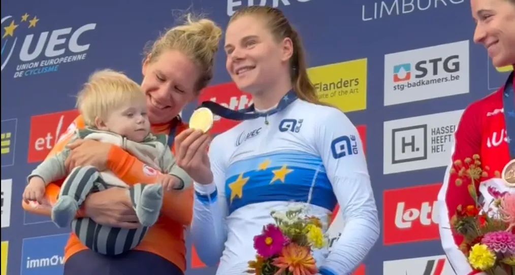 VIDEO. Zoontje van Ellen van Dijk gaat aan de haal met gouden medaille van Lotte Kopecky