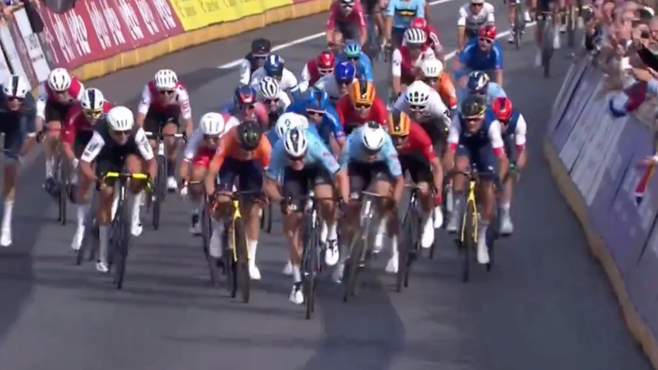 VIDEO. Tim Merlier sprint naar Europese titel, Philipsen grijpt naast brons